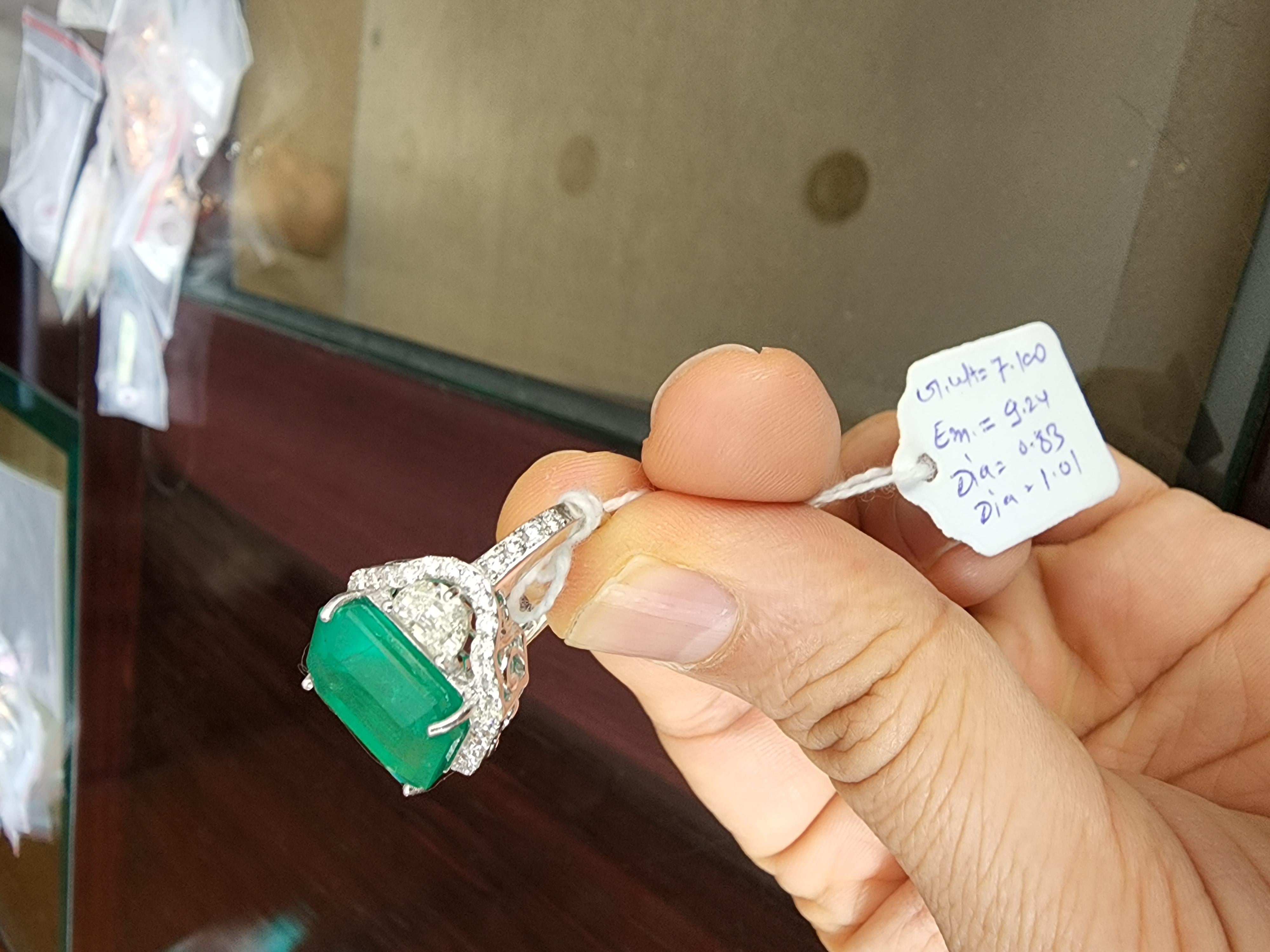 Esmeralda : 9,24 quilates
Diamantes par media luna : 1.01 cts
Diamantes pequeños: 0,83 cts
ORO : 4,88 gms

Este es un increíble anillo de esmeralda natural de Zambia que tiene esmeraldas de muy alta calidad y buenos Diamantes de calidad vsi y color