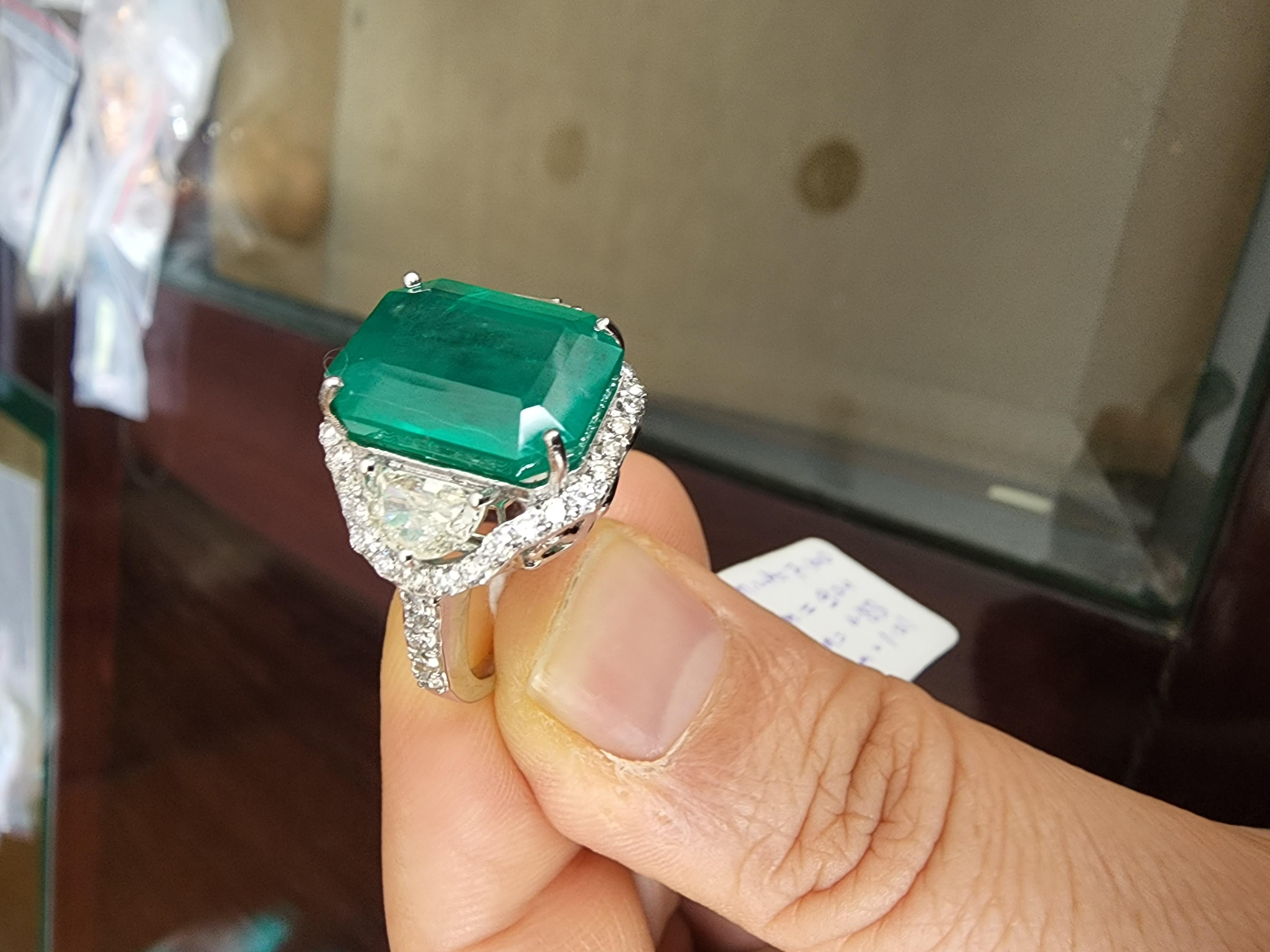 Esmeralda natural de Zambia de 9,24 quilates y diamantes de media luna de 1,01 quilates en 14k Corte esmeralda en venta