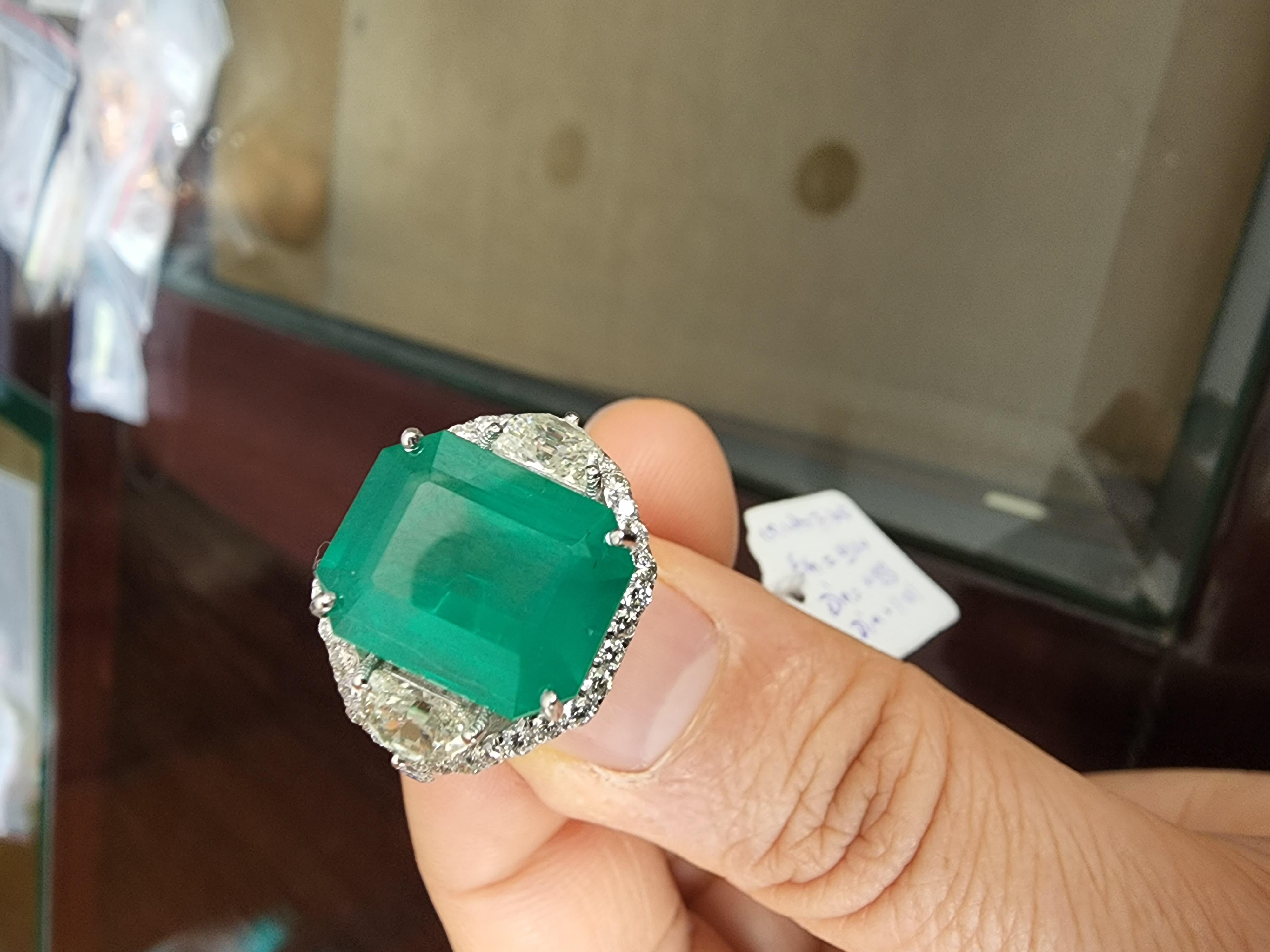 Natural Zambian Emerald 9.24 Carats and Diamonds Half Moon 1.01 Carats in 14k In New Condition For Sale In New York, NY