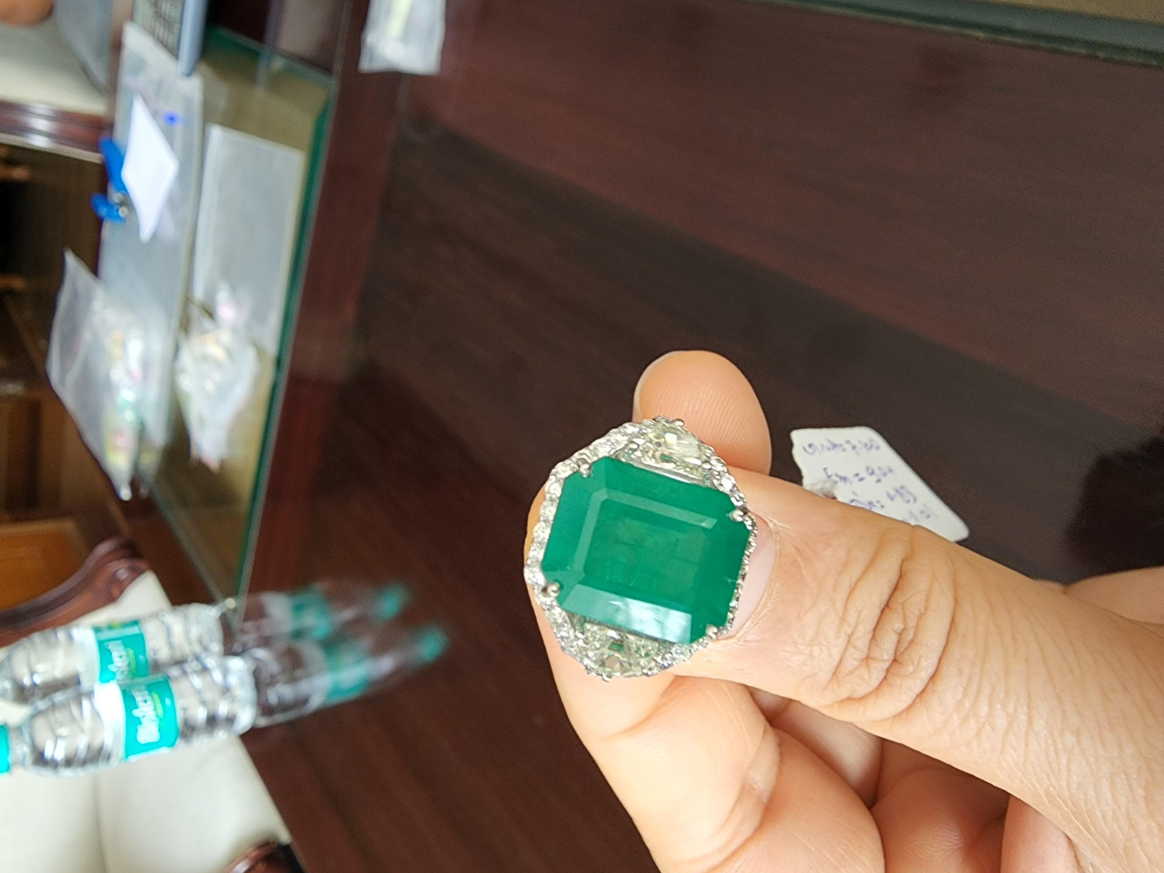 Esmeralda natural de Zambia de 9,24 quilates y diamantes de media luna de 1,01 quilates en 14k en venta 1
