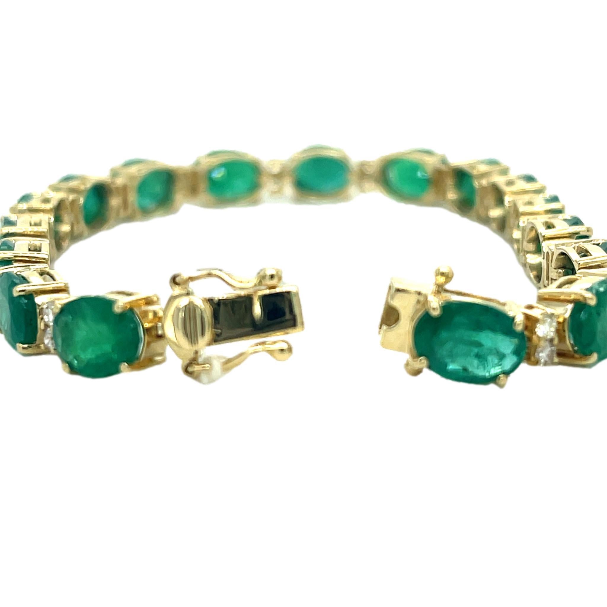 Taille ovale Bracelet en or 14 carats avec émeraudes naturelles de Zambie et diamants en vente