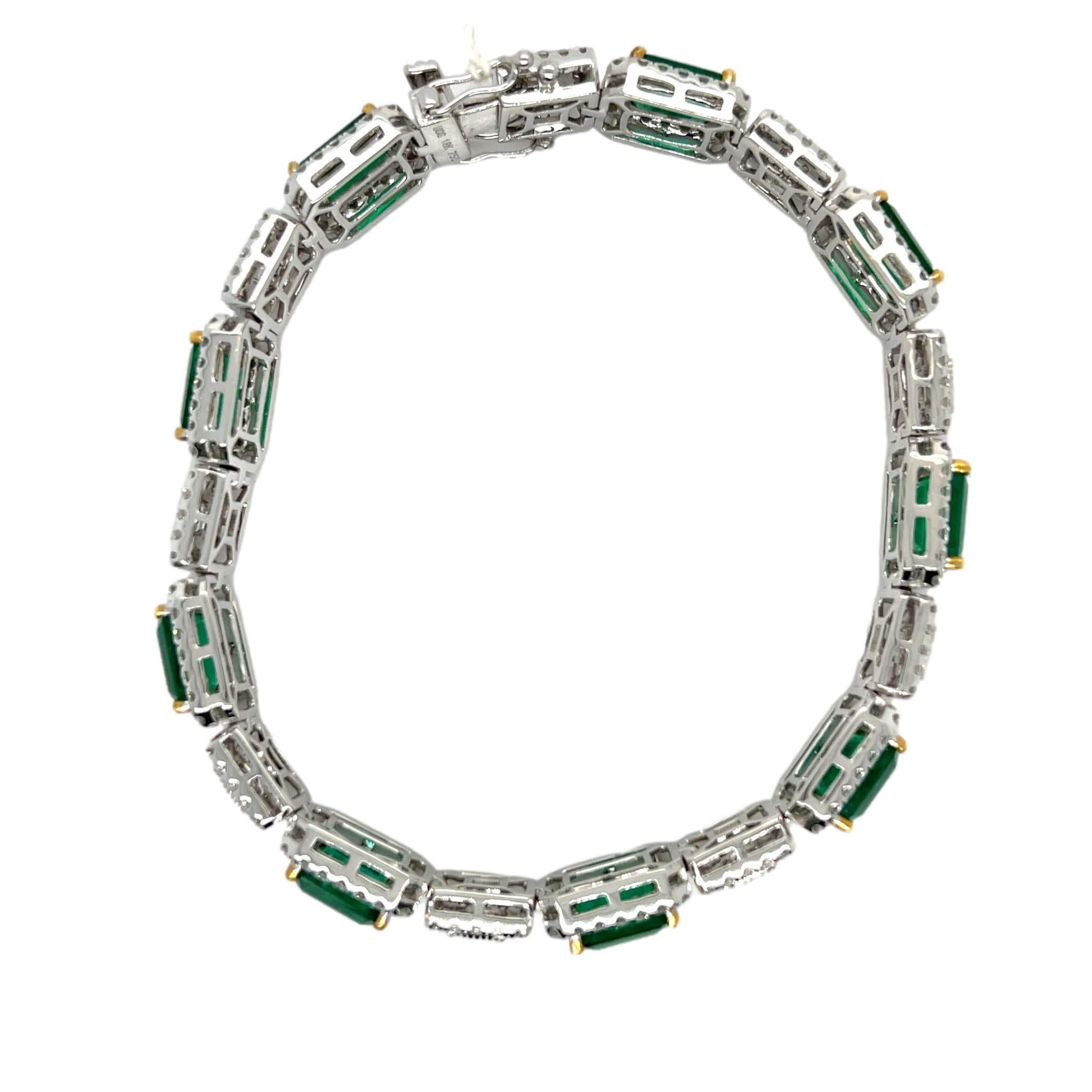 Natural Zambian Emerald and Diamond Bracelet in 18KWY Gold In New Condition For Sale In New York, NY