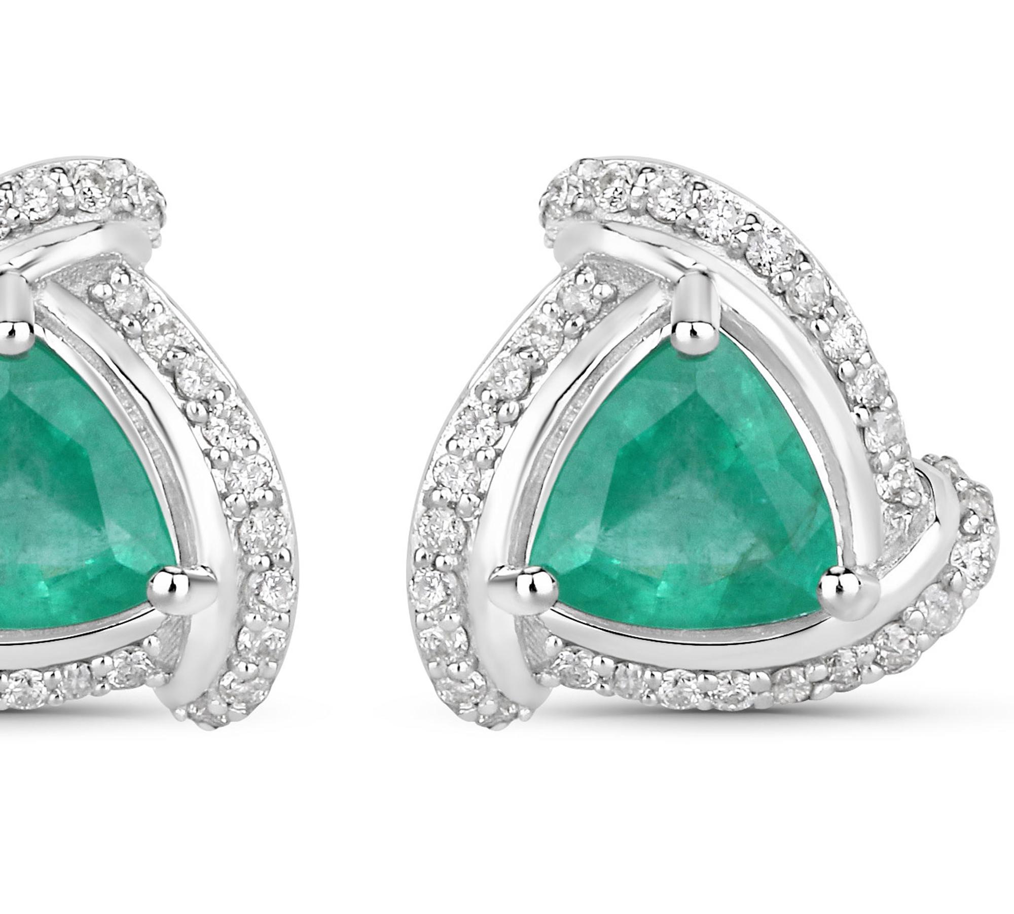 Natural Zambian Emerald and Diamond Halo Stud Earrings 14K White Gold (Trillionschliff) im Angebot
