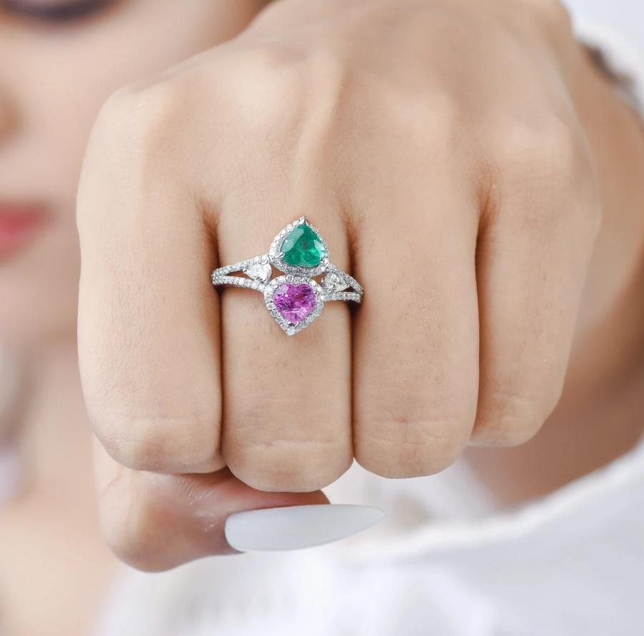 Bague à deux pierres en diamant, cœur d'émeraude et saphir rose, or  Bague émeraude naturelle et saphir or  Bague cœur d'émeraude et saphir rose

DÉTAILS DES PIERRES PRÉCIEUSES :
✦ Pierre précieuse : Émeraude et saphir rose
✦ Gemstone Type :