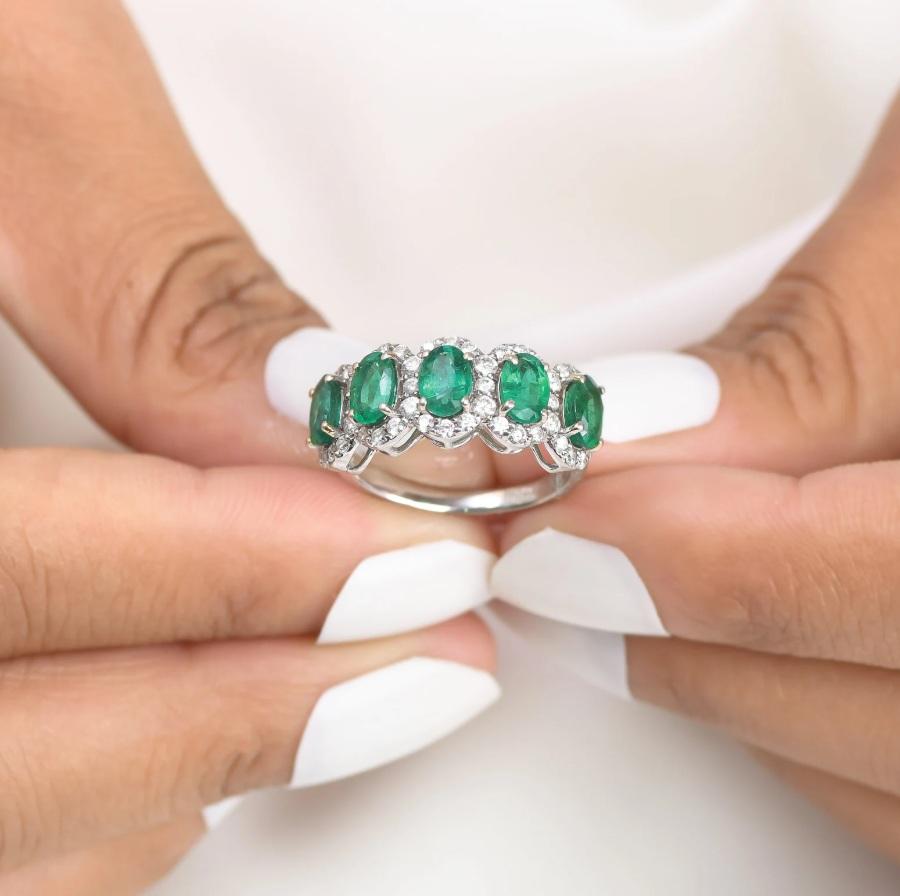 Natural Oval Cut Emerald and Diamond Engagement Ring Wedding Band in 14K/18K Gold

STONE DETAILS :
✦ Stone: Emerald
✦ Stone Type : Natural
✦ Stone Size : 6x4mm
✦ Stone Shape : Oval cut
✦ Number of stones : 5
✦ Stone Weight : 3-4 carats
✦ Stone Grade
