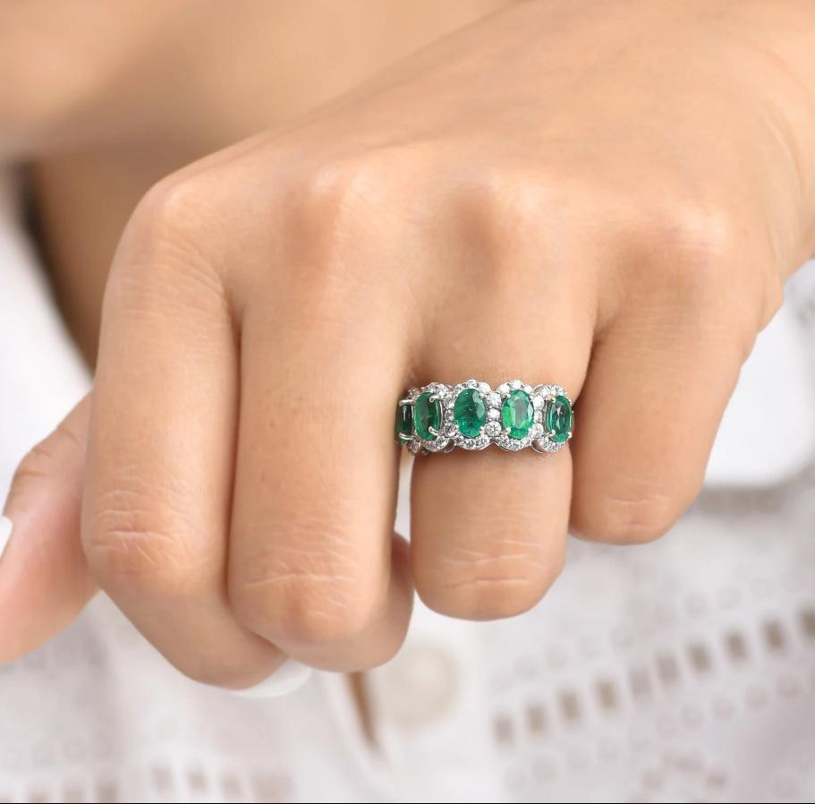 Asscher Cut Natural 2.24 cts Zambian emerald & 0.70 cts diamond band gold For Sale