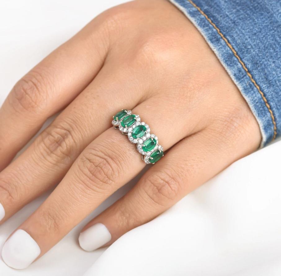 Natural 2.24 cts Zambian emerald & 0.70 cts diamond band gold In New Condition For Sale In New York, NY