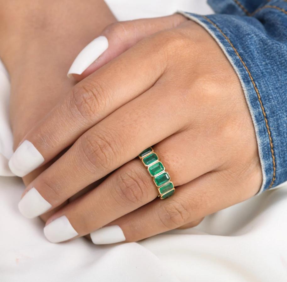 Natural 6.31 cts Zambian emerald band ring in 18k gold In New Condition For Sale In New York, NY