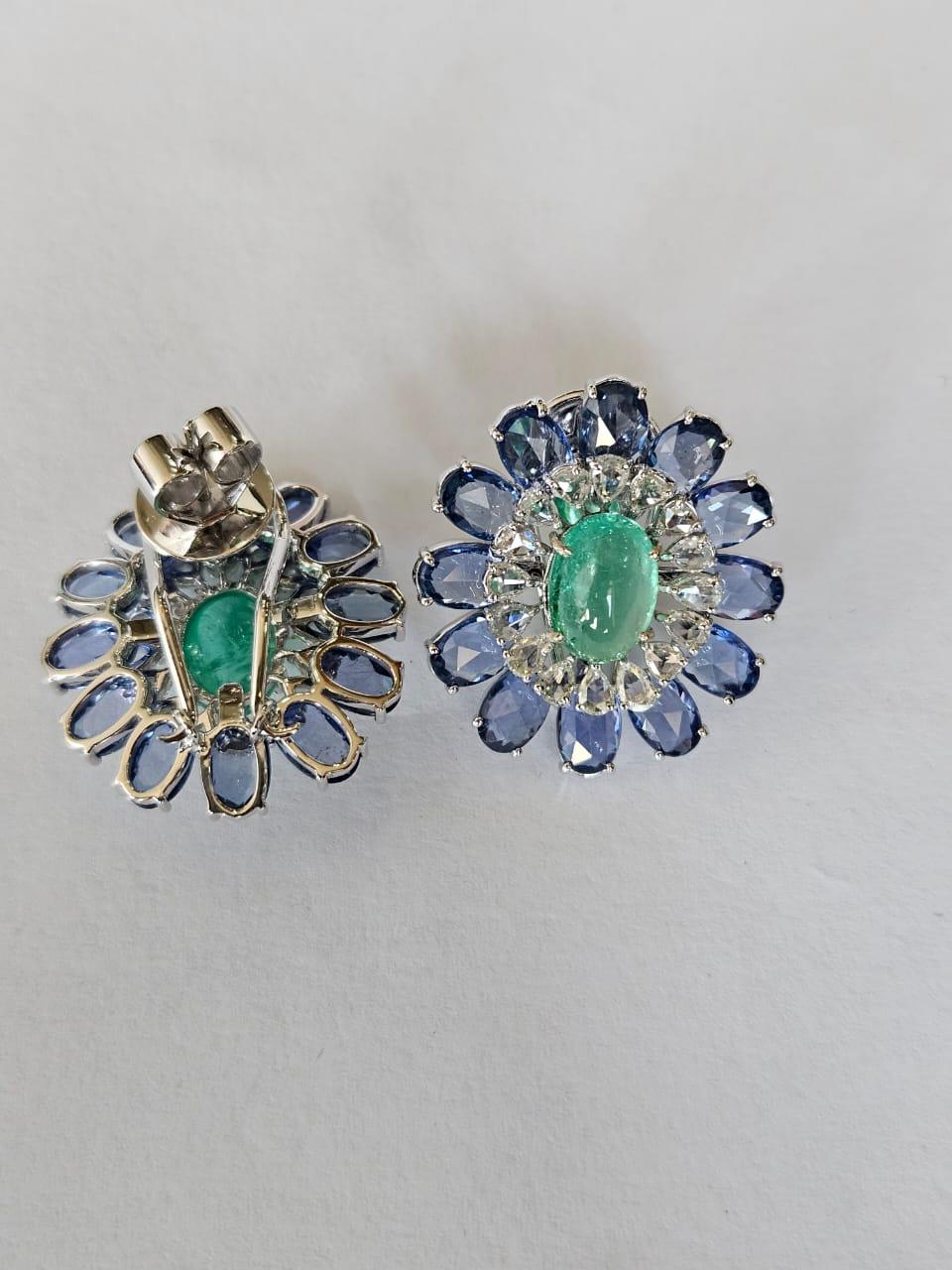 Ohrstecker mit natürlichem kolumbianischem Smaragd, blauen Saphiren und Diamanten im Rosenschliff (Art déco) im Angebot