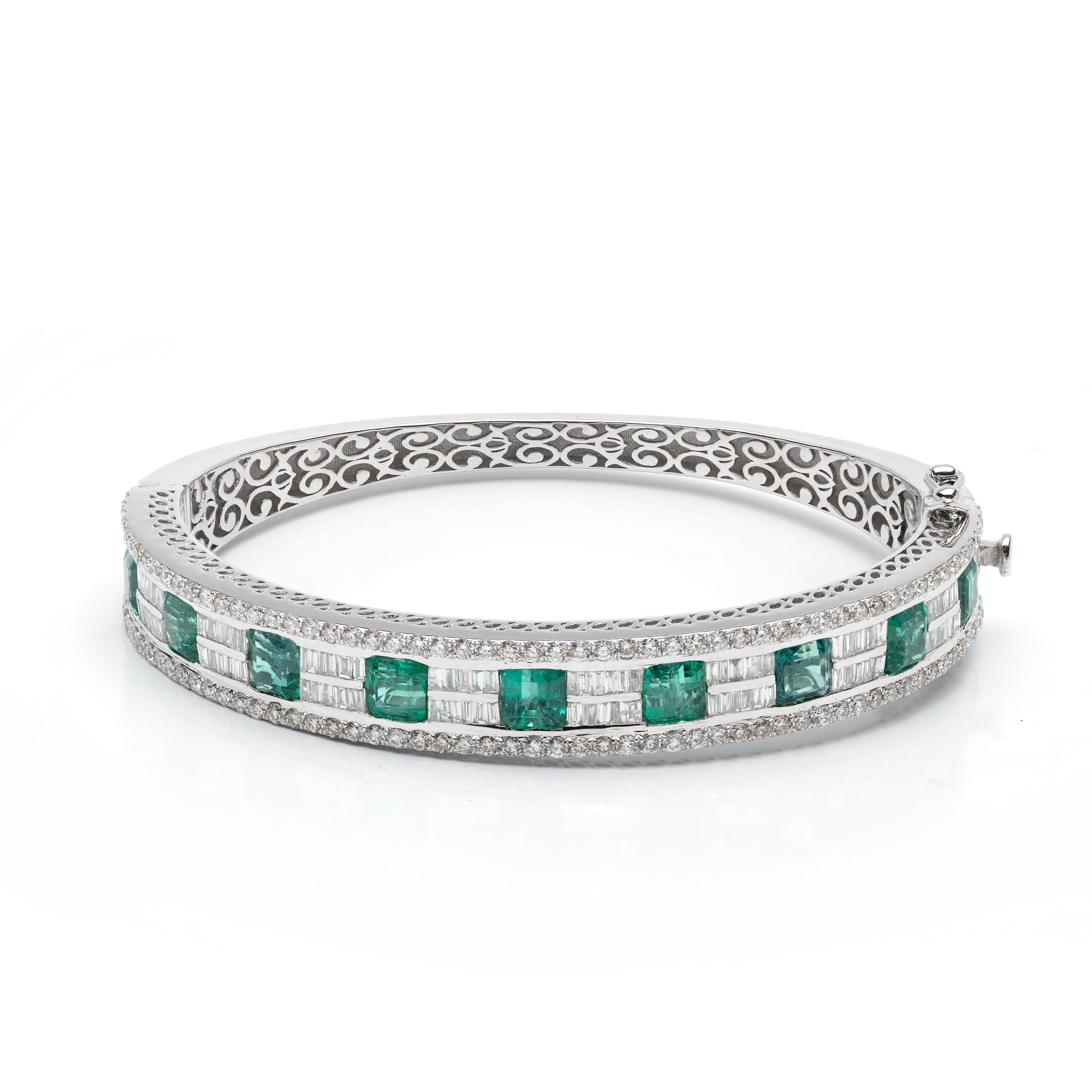 Natural Zambian Emerald Bracelet with 6.18 Carats Emerald and 3.05 Carats In New Condition For Sale In jaipur, IN
