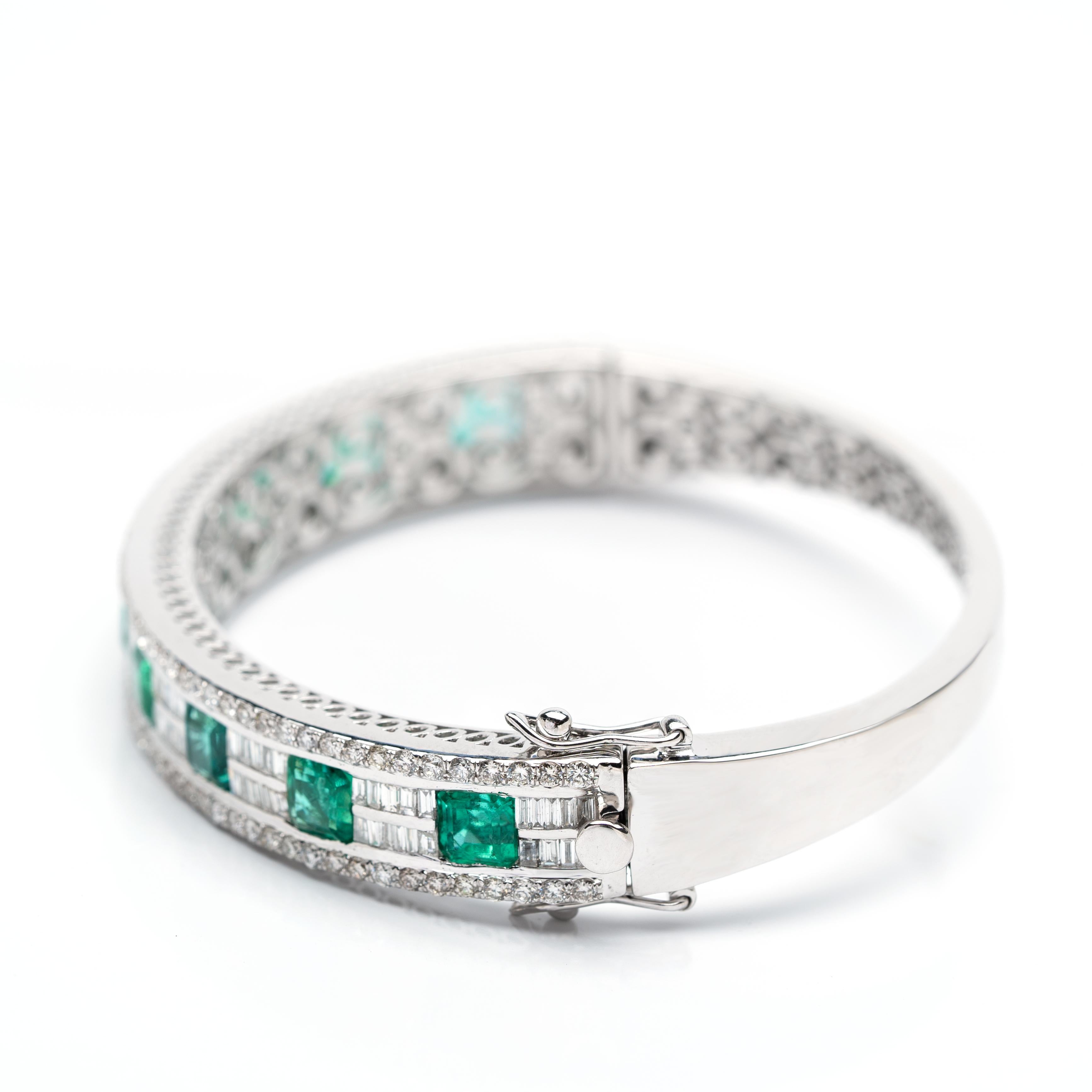 Dies ist ein natürlicher sambischer Smaragd Ring mit Diamanten und 14k Gold. Die Smaragde sind sehr hohe Qualität und sehr gute Qualität Diamanten die Klarheit ist vsi und G Farbe


Smaragde : 6,18 Karat
Diamanten : 1,54 Karat
Gold : 23,52