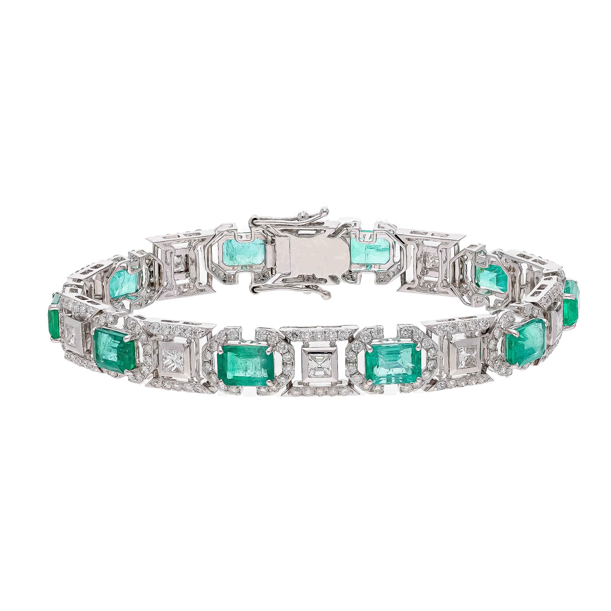 Dies ist ein natürlicher sambischer Smaragd Armband mit Diamanten und 18k Gold. Die Smaragde sind sehr hohe Qualität und sehr gute Qualität Diamanten die Klarheit ist vsi und G Farbe


Smaragde : 9,89 Karat
Diamanten : 4,64 Karat
Gold : 17.604