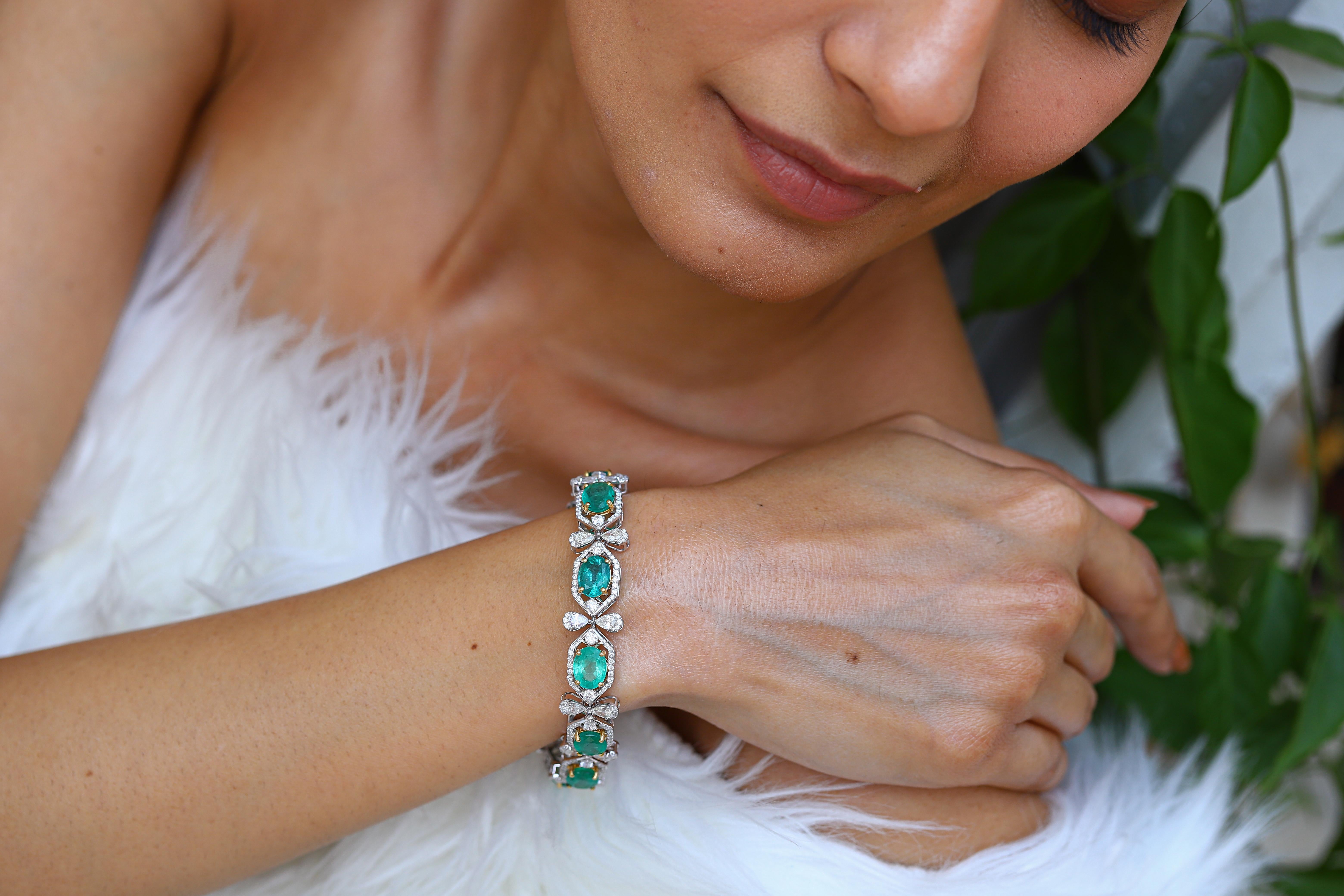 Natural Zambian Emerald Bracelet with Diamond and 18k Gold In New Condition For Sale In jaipur, IN