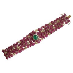 Bracelet manchette en émeraudes naturelles de Zambie cabochon, sculpture en rubis et diamants jaunes