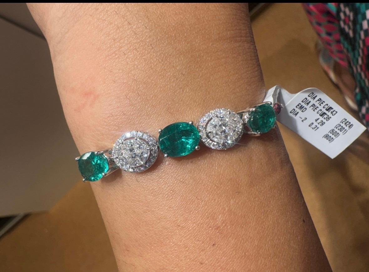 Natürlicher Smaragd aus Sambia  Diamantarmband aus 18k Gold (Smaragdschliff) im Angebot