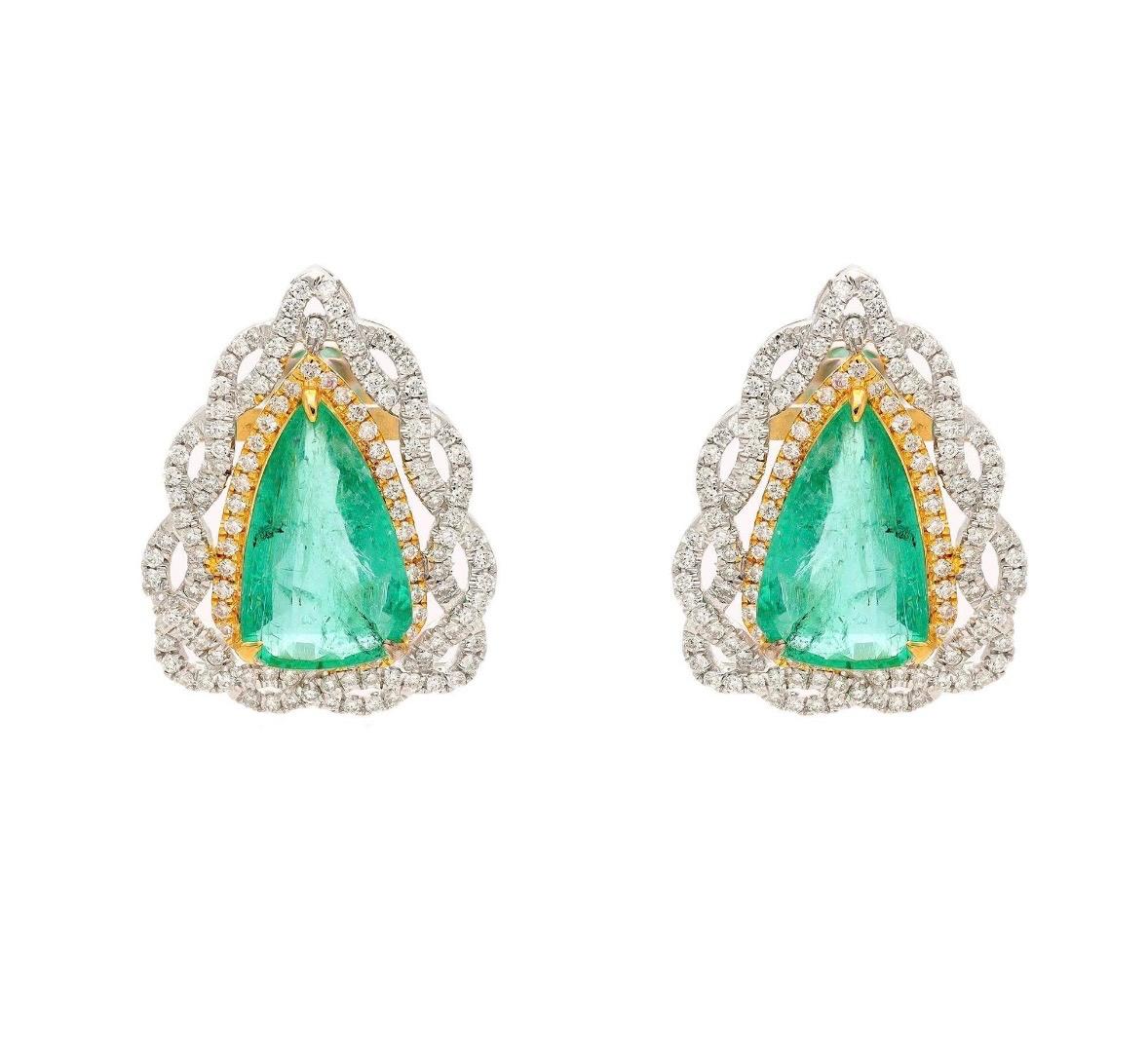 Natural Zambian Emerald & Diamond Earring in 18k Gold In condizioni Nuovo in vendita a New York, NY