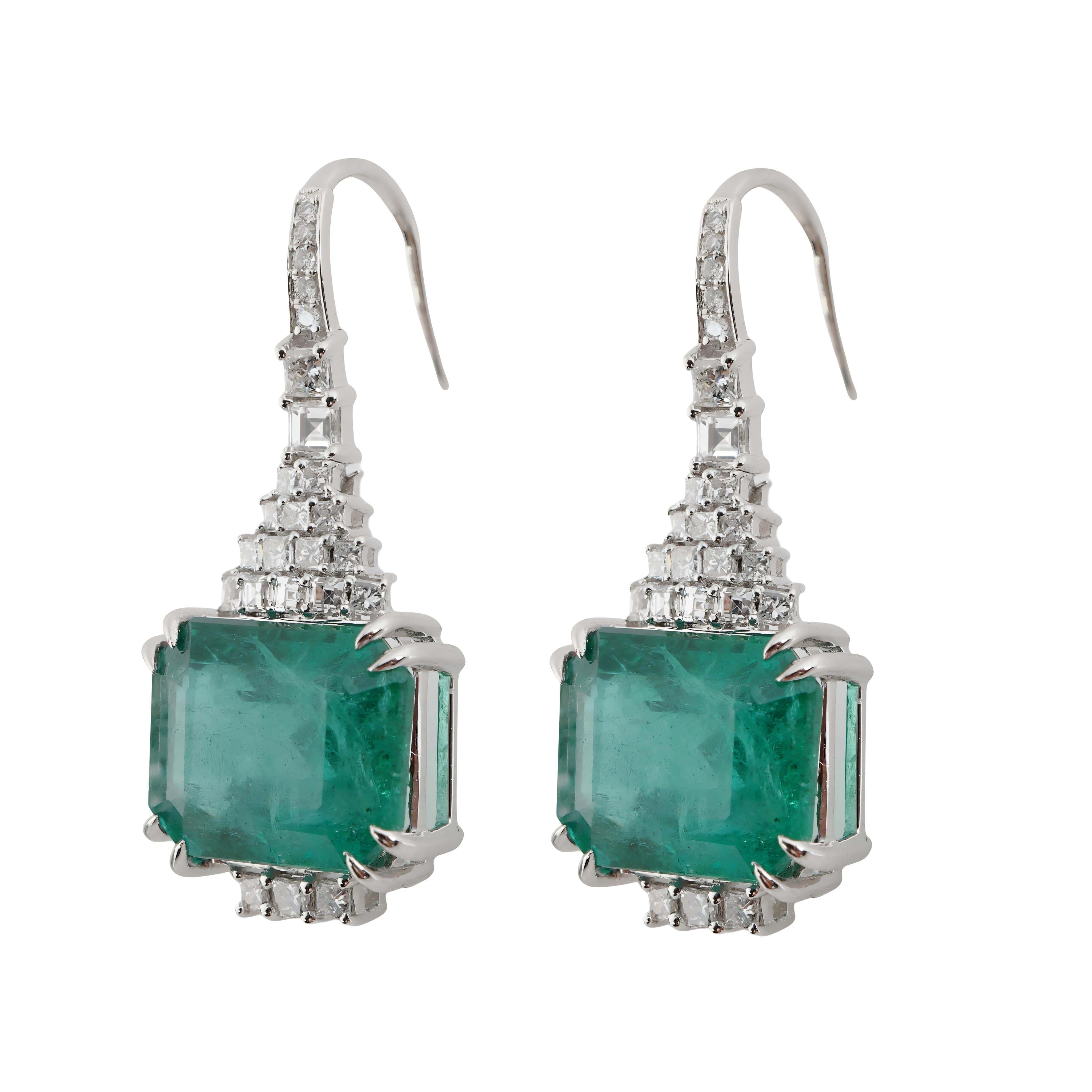 Women's Natural zambian Emerald  diamond earring in 18k gold For Sale