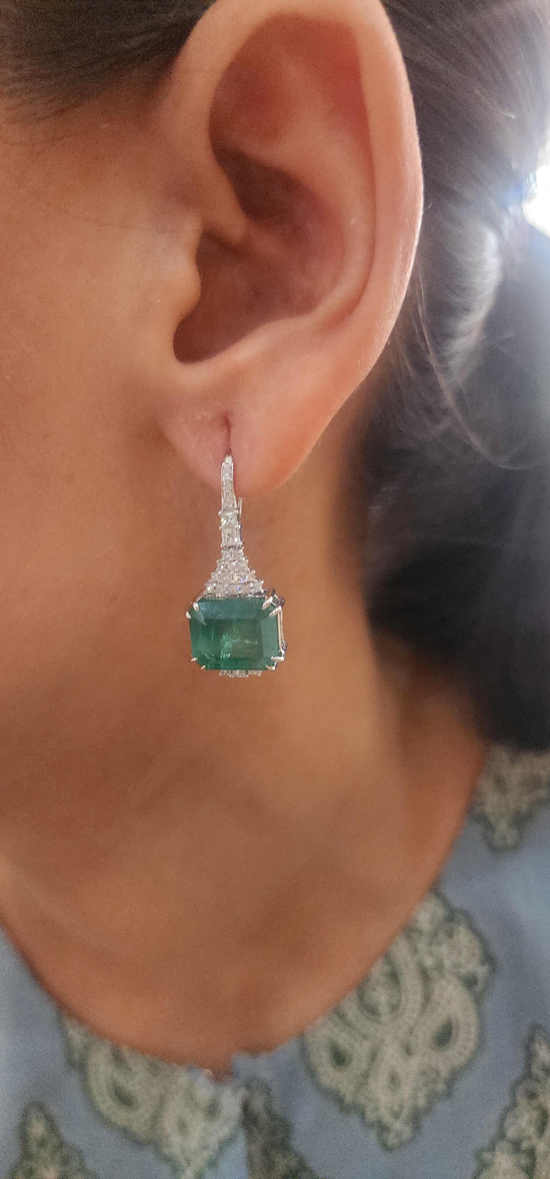 Natural zambian Emerald  diamond earring in 18k gold For Sale 1