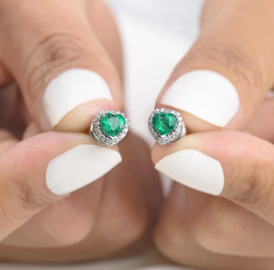 Natural zambian emerald diamond earrings in 18k gold en venta 1