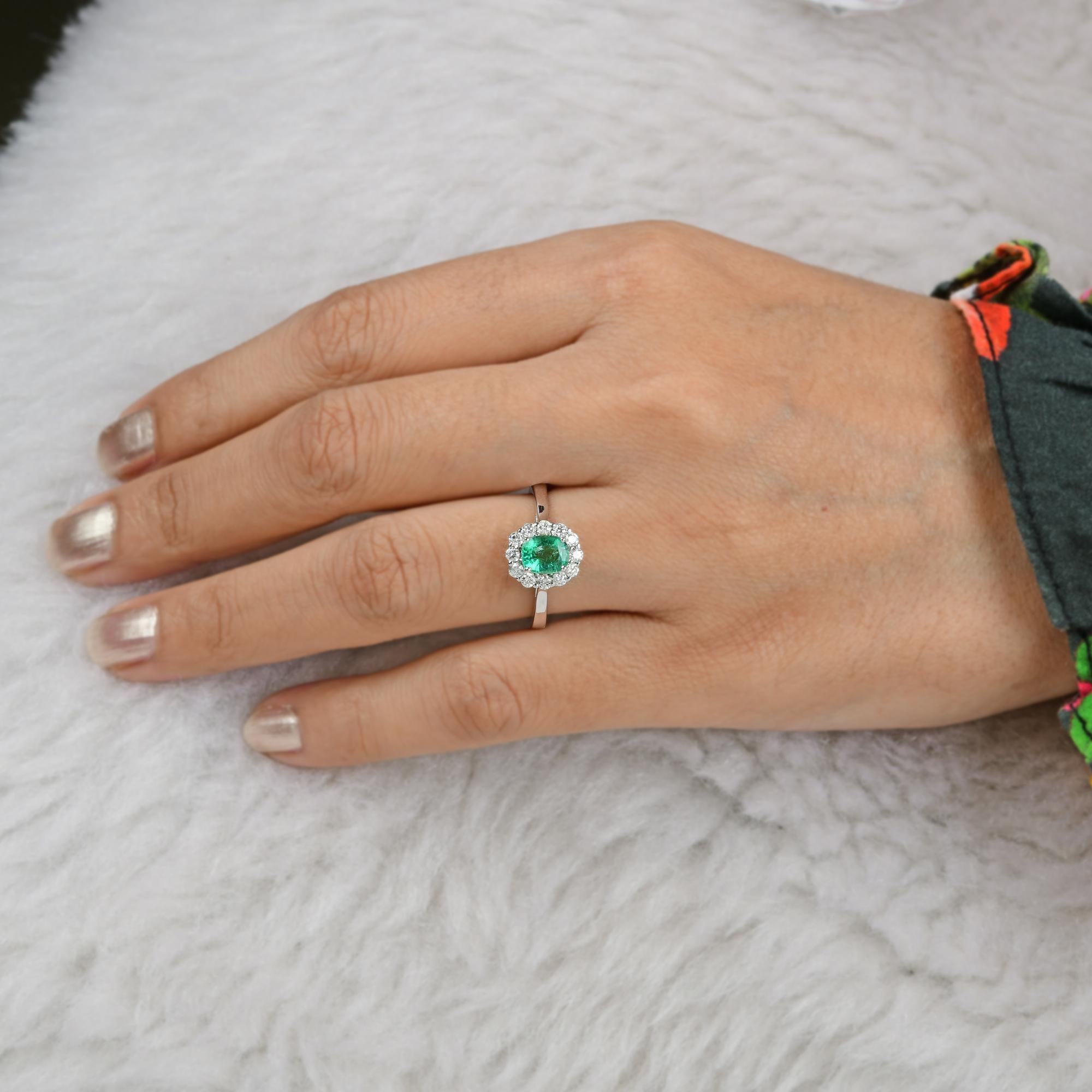 En venta: Esmeralda natural de Zambia Anillo de compromiso con halo de diamantes Joyas de oro blanco de 18 quilates  2