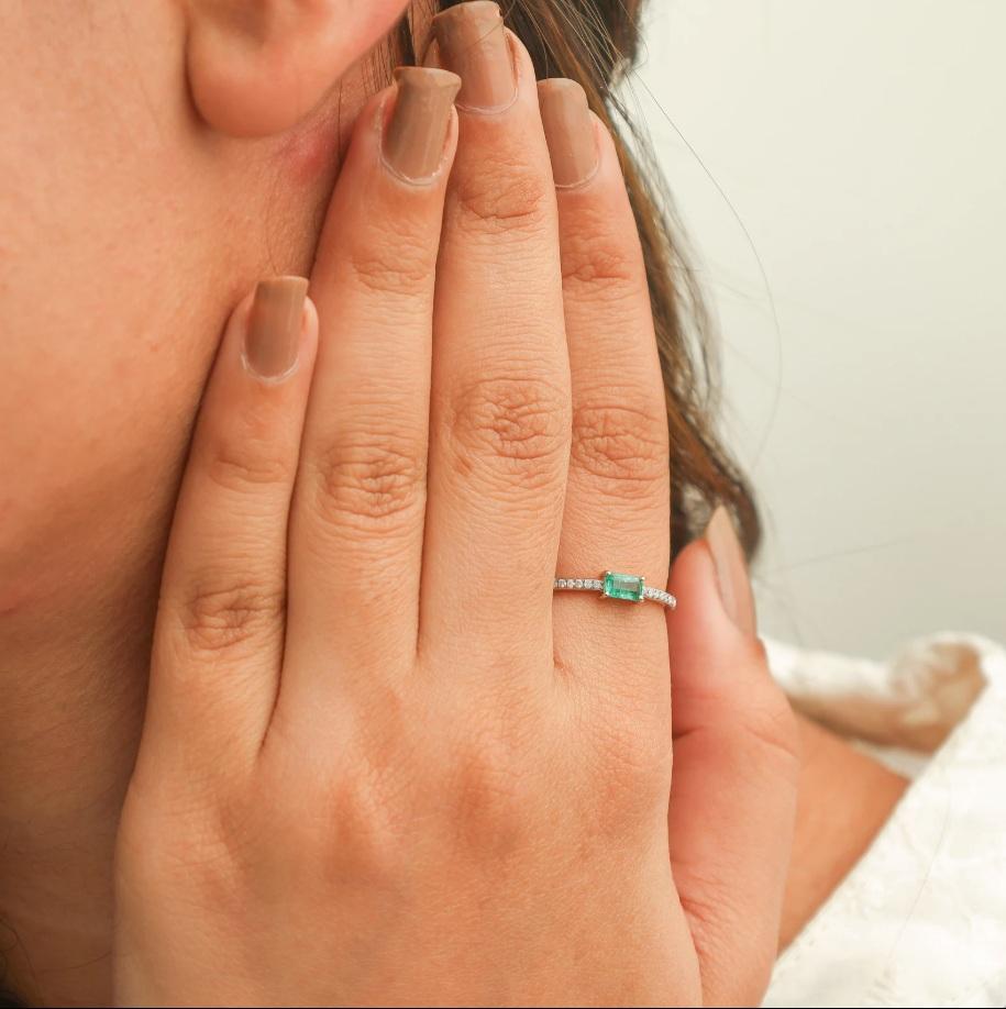 Smaragdschliff Smaragd dünner Diamantring Gold  Natürlicher Smaragd-Schliff Smaragd Zackenfassung Diamantring Gold  Smaragd-Achteck Mini-Diamantring

EDELSTEIN-DETAILS :
✦ Edelstein : Smaragd
✦ Edelsteinart : Natürlich
✦ Größe der Edelsteine: 5X3