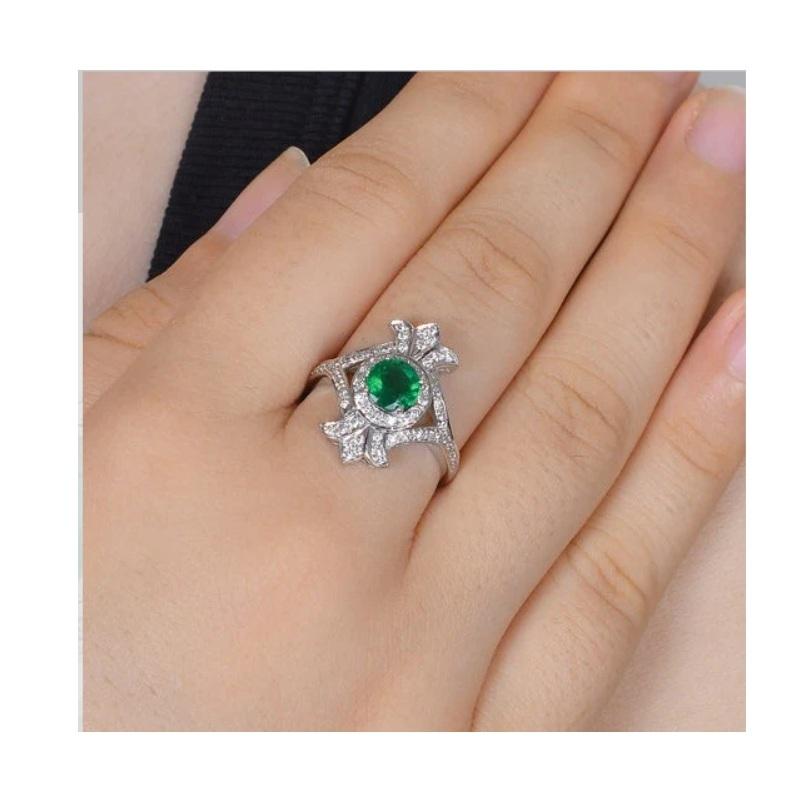 Handgefertigt mit Exzellenz dieser 18 Karat Weißgold Ring mit Smaragd und Diamanten zu füllen Farben in Ihrem Leben gesetzt. 

Spezifikationen

Abmessungen: Länge: 2 cm, Breite: 1,9 cm
Bruttogewicht: 4.540 g
Gold Gewicht: 4.294 g
Gold Reinheit: 18K