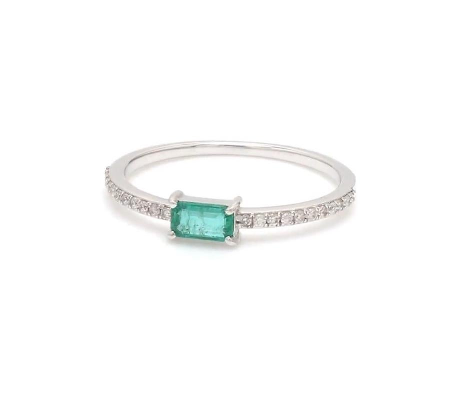 Bague en or 14k ornée d'une émeraude naturelle zambienne et d'un diamant en vente 6