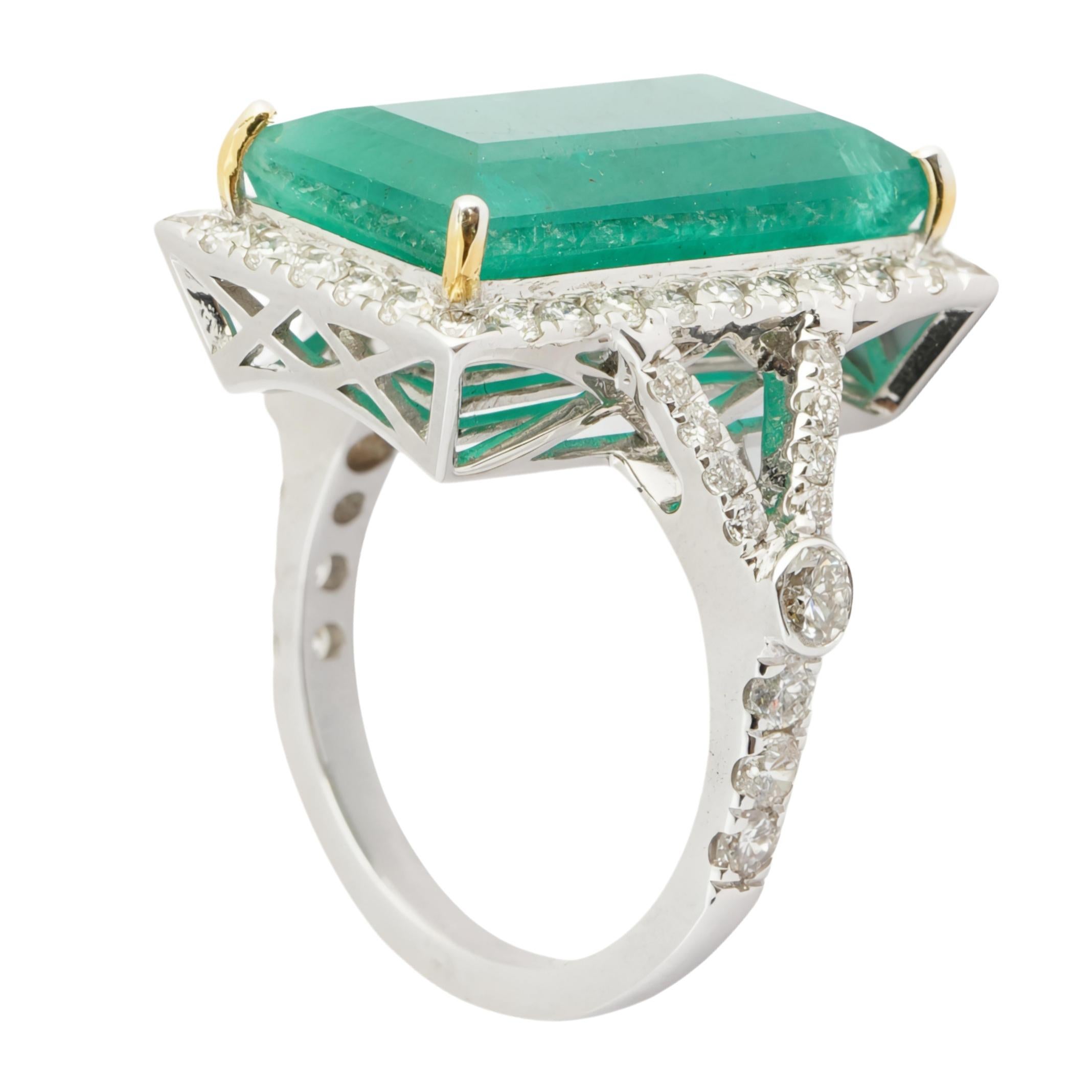 Natural Zambian emerald diamond ring in 14k gold Corte esmeralda en venta