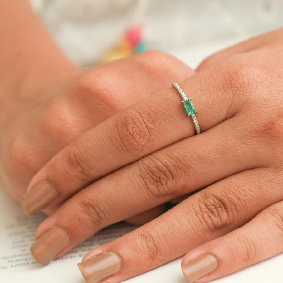 Taille Asscher Bague en or 14k ornée d'une émeraude naturelle zambienne et d'un diamant en vente