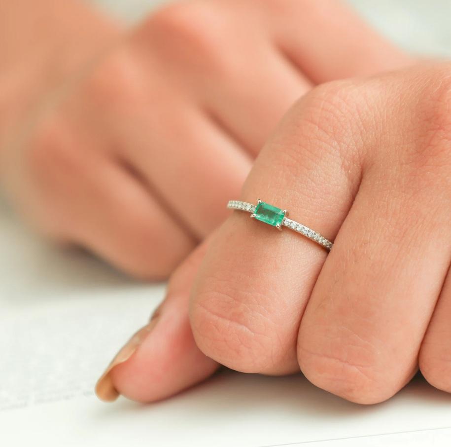 Bague en or 14k ornée d'une émeraude naturelle zambienne et d'un diamant Neuf - En vente à jaipur, IN