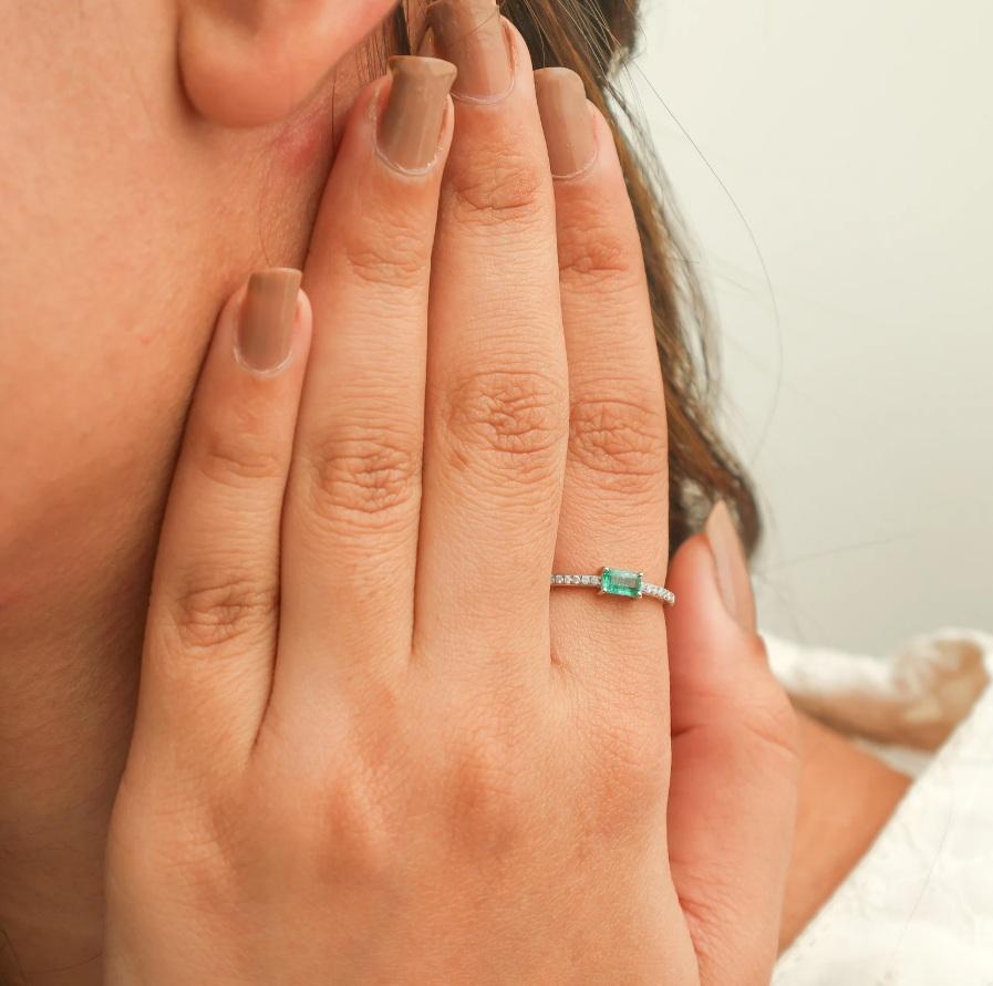 Bague en or 14k ornée d'une émeraude naturelle zambienne et d'un diamant en vente 2
