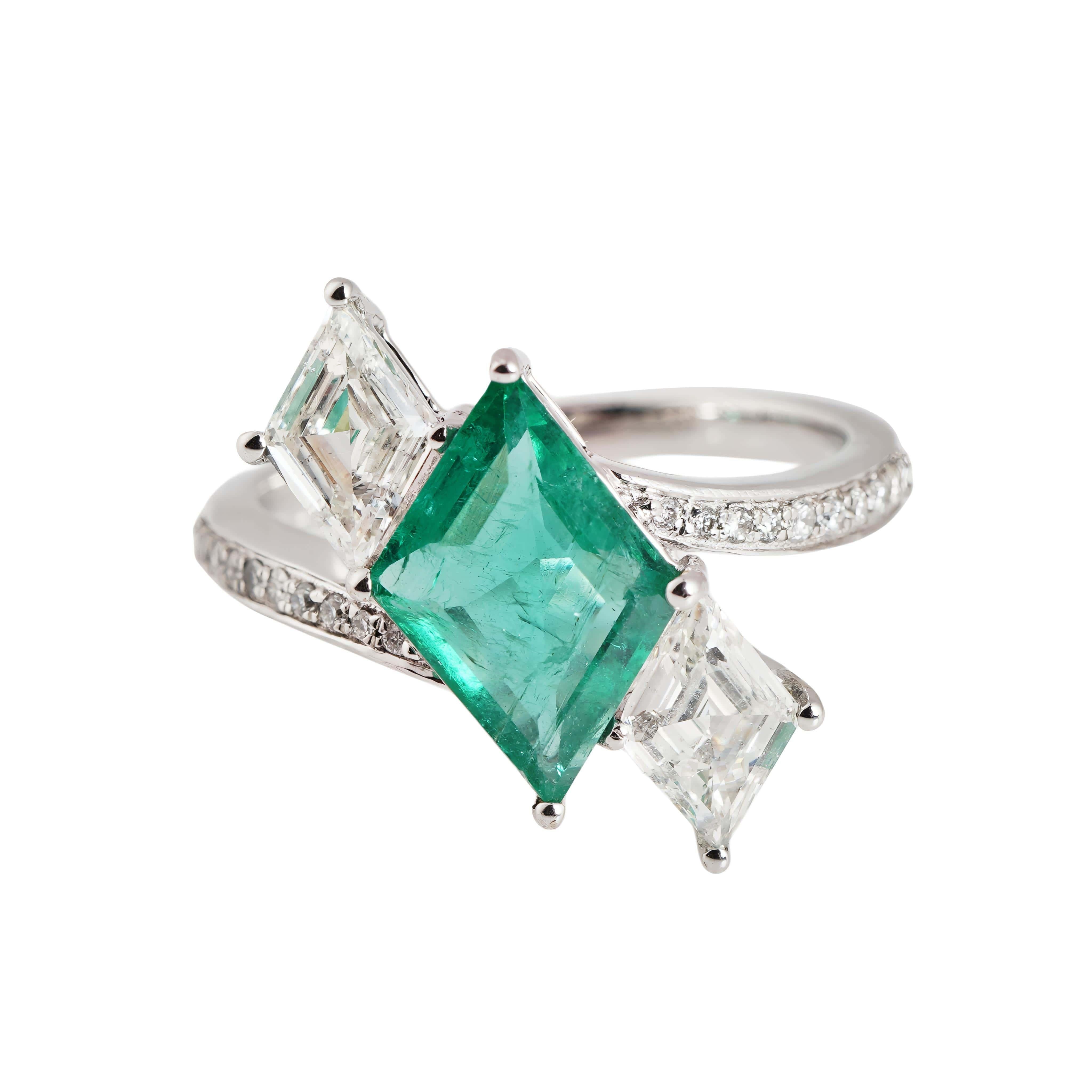 Natural zambian emerald  diamond ring in 18k gold In New Condition For Sale In New York, NY