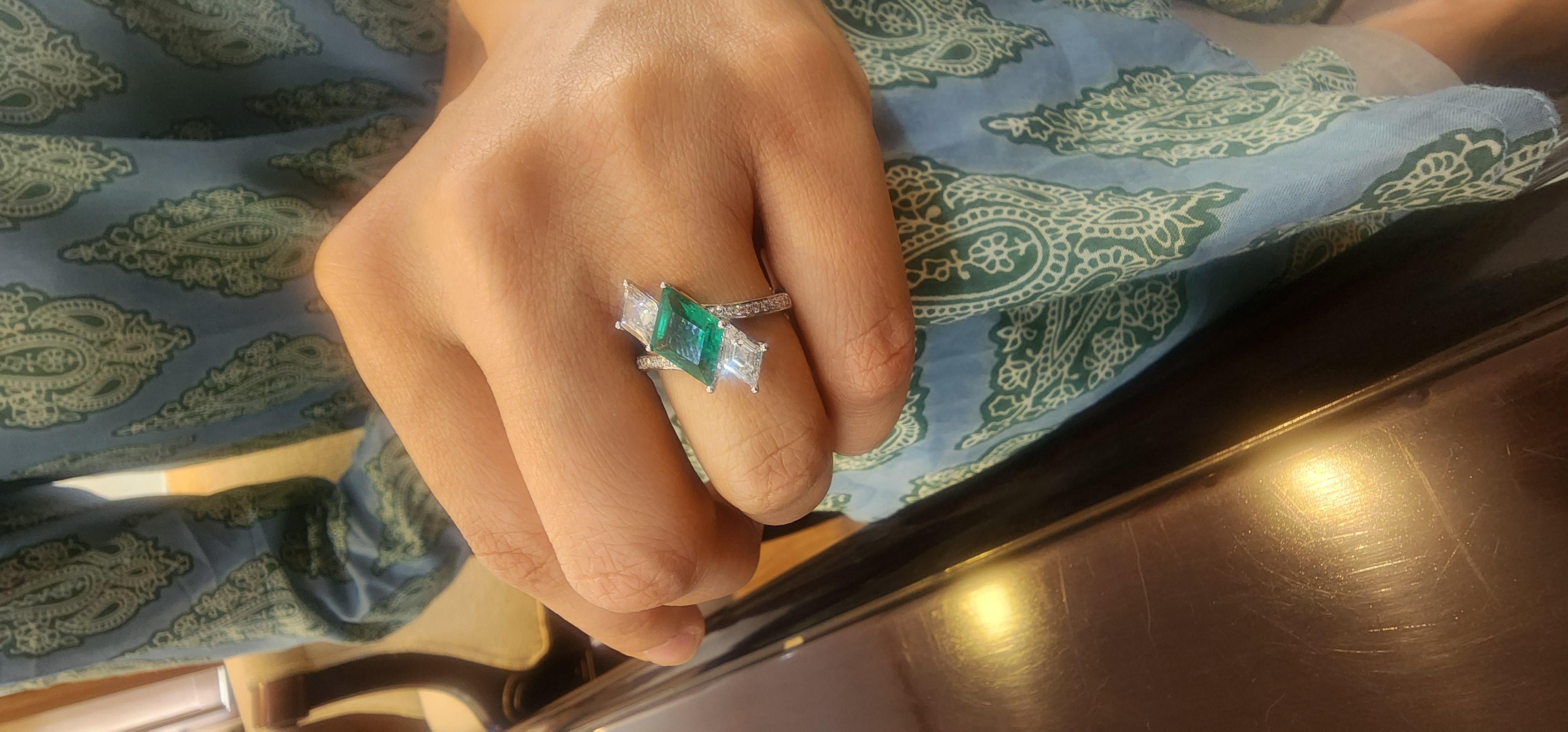 Women's Natural zambian emerald  diamond ring in 18k gold For Sale