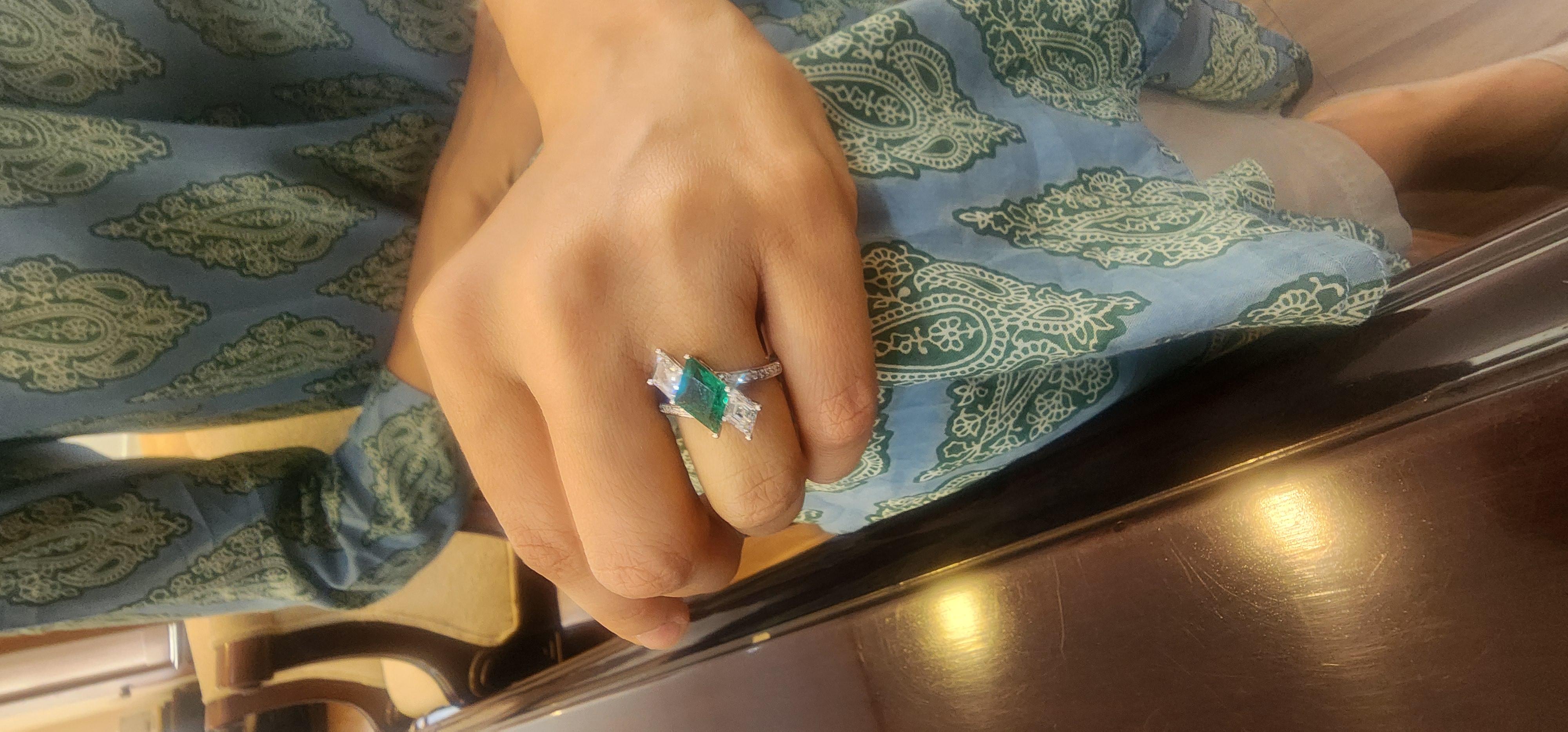 Natural zambian emerald  diamond ring in 18k gold For Sale 1