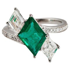 Esmeralda natural de Zambia  & anillo de diamantes en oro de 18k
