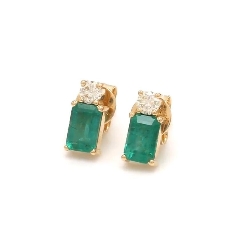Donna Natural zambian emerald diamond studs in 14k gold in vendita