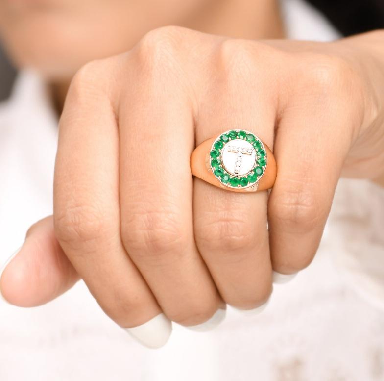 Natural 0.89 cts zambian emerald & 0.06 cts diamond T letter ring in 14k gold In New Condition For Sale In New York, NY