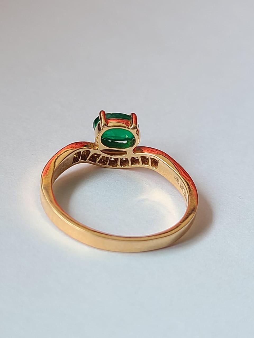 Natural Zambian Emerald & Diamonds Engagement / Wedding Ring Set in 18K Gold In New Condition For Sale In Hong Kong, HK