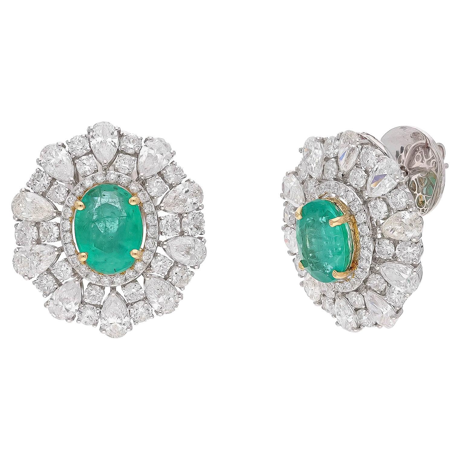 Natural emerald earring with diamond in 18k gold For Sale at 1stDibs