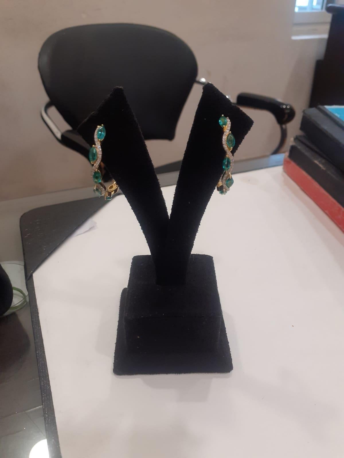Women's Natural zambian emerald earrings with diamonds in 18k yellow gold For Sale