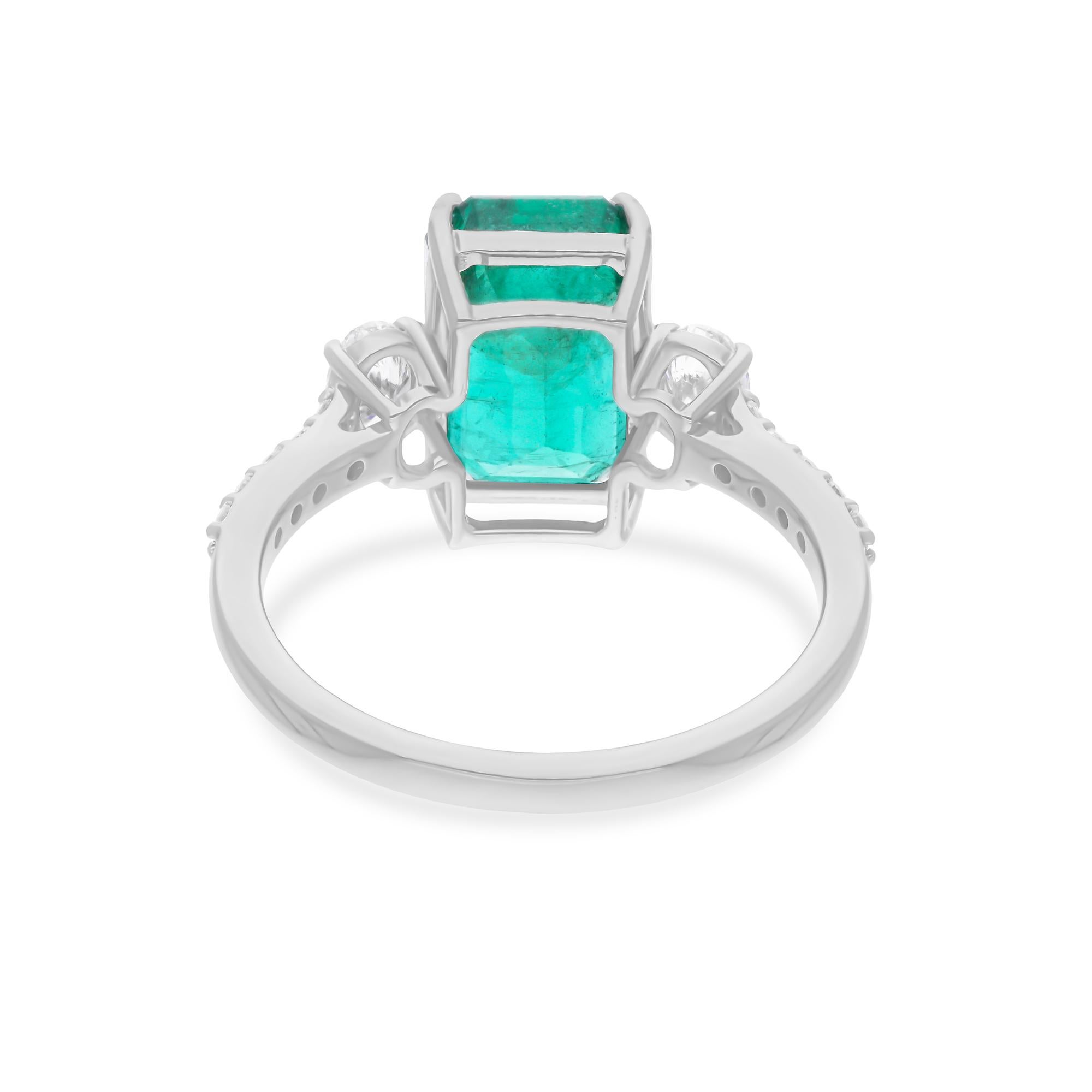 Dieser exquisite Ring aus 18-karätigem Gold ist mit einem sambischen Smaragd von 3,50 Karat und 0,51 Karat funkelnden Diamanten besetzt.

FOLLOW SPECTRUM JEWELS Storefront, um die neueste Collection'S und exklusive Stücke zu sehen. Spectrum Jewels