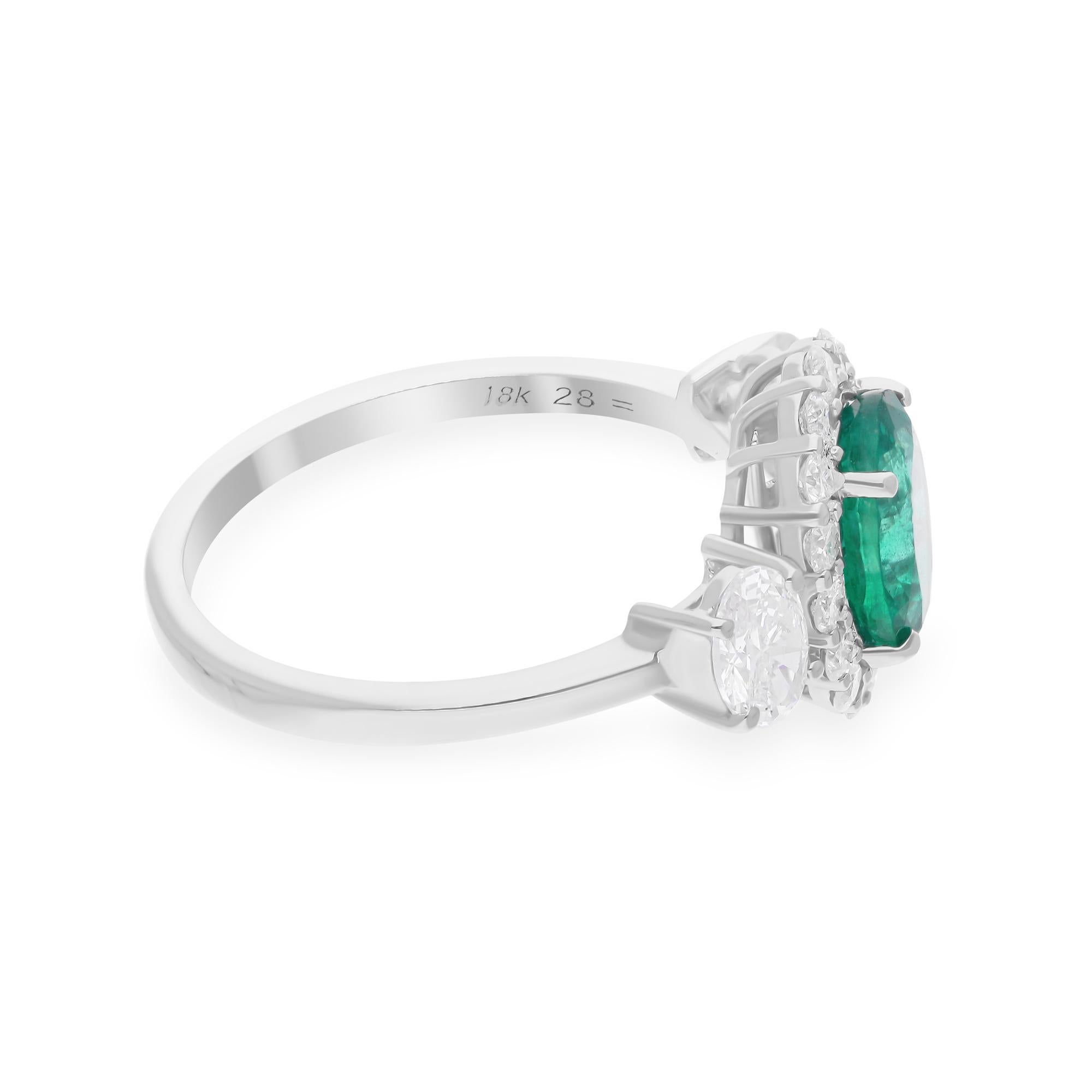 Fundido en oro de 18 quilates, este exquisito anillo está engastado con una esmeralda zambiana de 1,43 quilates y 1,11 quilates de brillantes diamantes.

SIGUE LA TIENDA DE SPECTRUM JEWELS para ver la última colección y piezas exclusivas. Spectrum