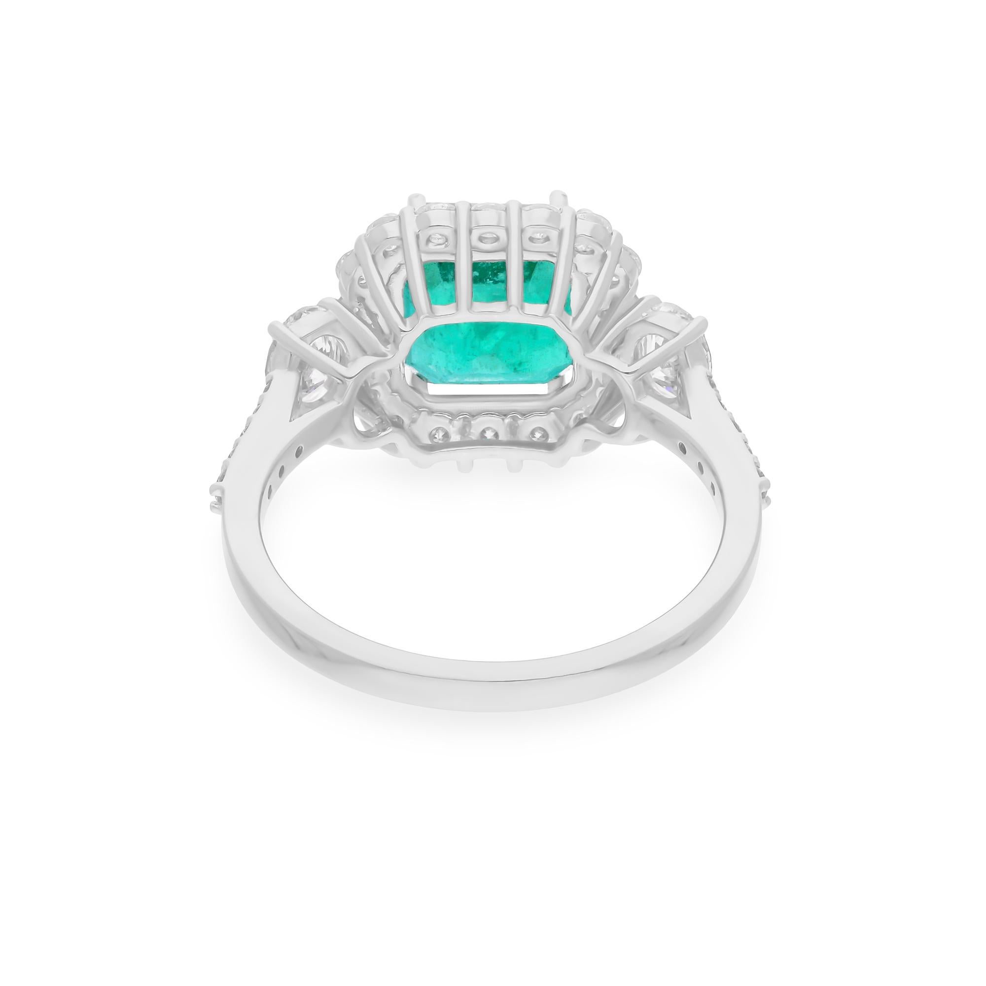 Fundido en oro de 18 quilates, este exquisito anillo está engastado con una esmeralda zambiana de 2,98 quilates y 1,05 quilates de brillantes diamantes.

SIGUE LA TIENDA DE SPECTRUM JEWELS para ver la última colección y piezas exclusivas. Spectrum