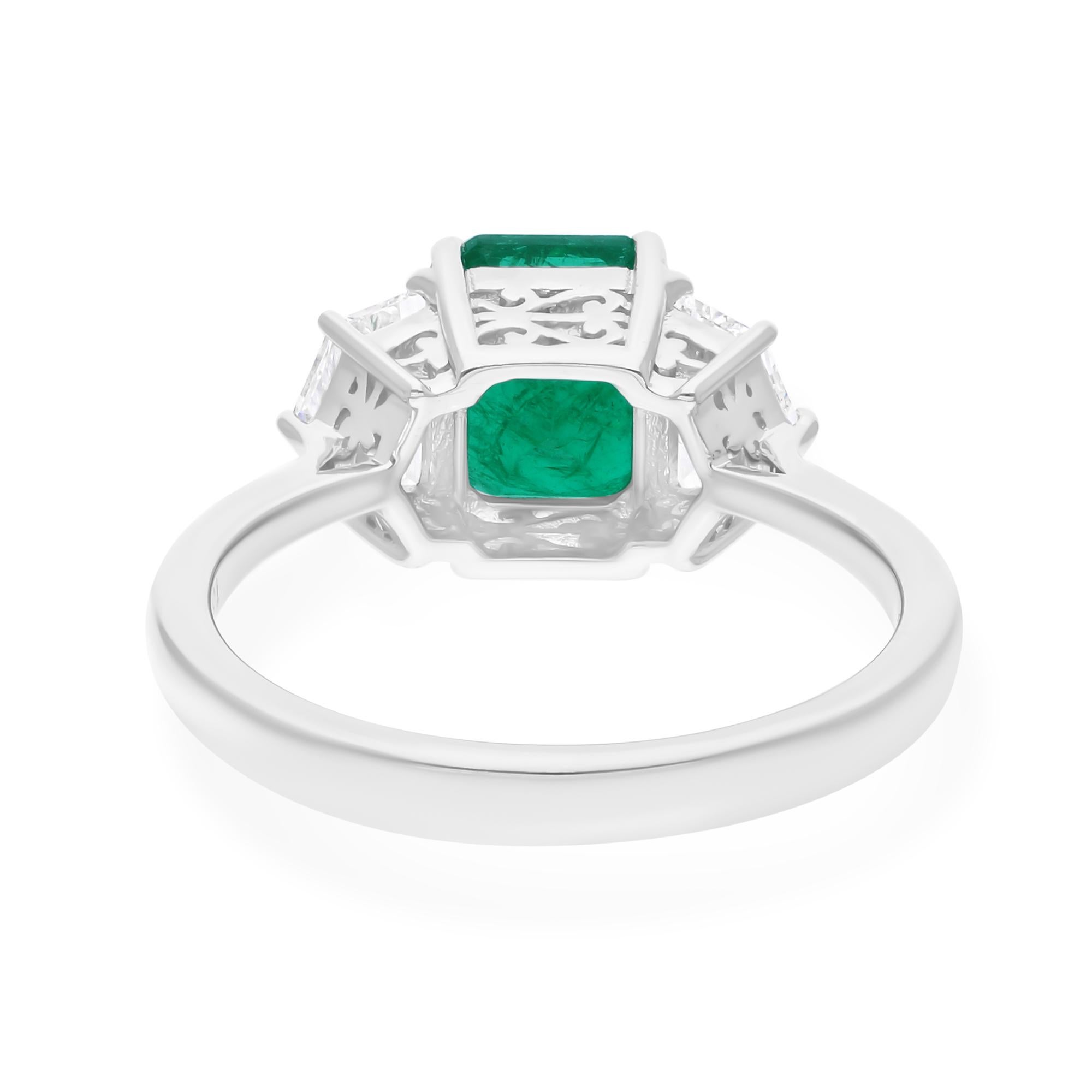 Este anillo ha sido meticulosamente elaborado en oro de 18 quilates y engastado con una esmeralda de Zambia de 1,40 quilates y 0,74 quilates de brillantes diamantes.

El anillo es de la talla 7 y puede cambiarse a una talla mayor o menor si se