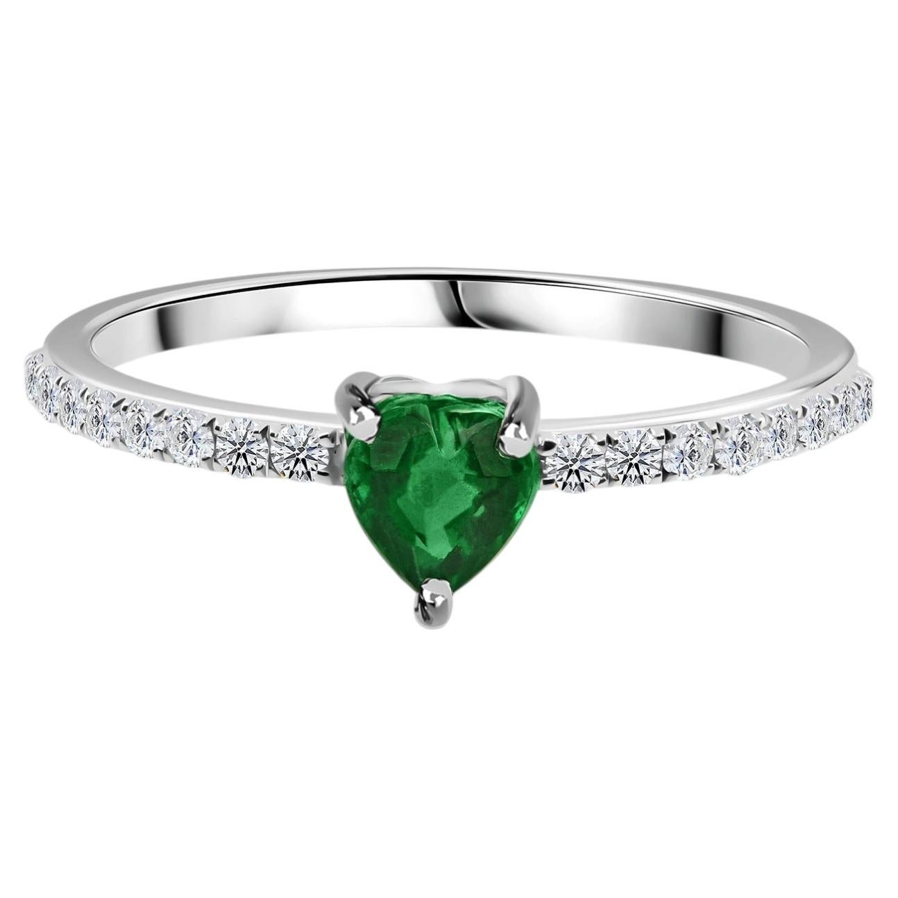 10-Karat-Weißgold-Ring mit Smaragd und Diamanten als Akzente im Angebot