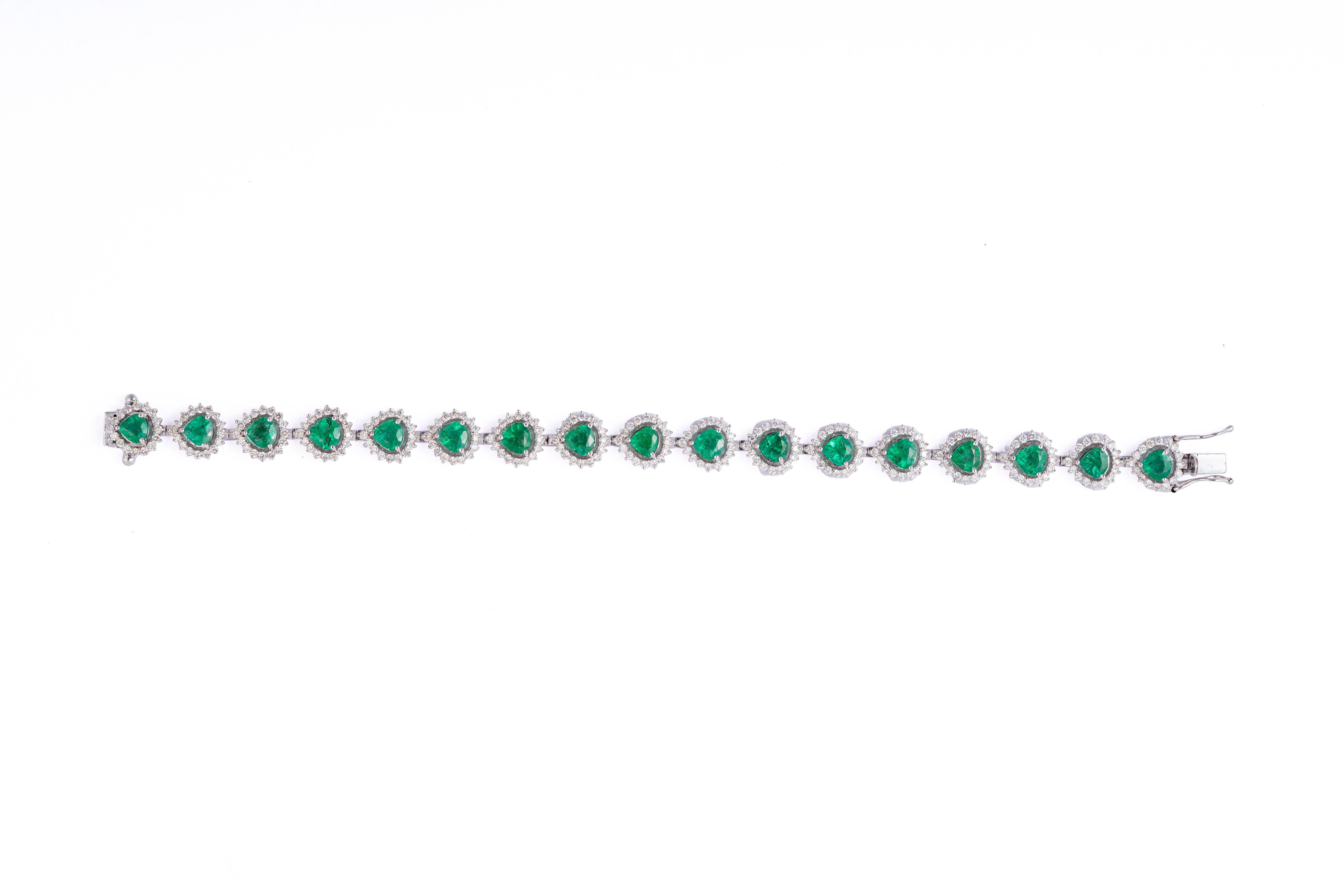 This is an awesome natural Zambian bracelet which has very high quality emeralds and very good
quality diamonds which are vsi clarity and G colour 
emeralds :7.42cts
diamonds: 3.00cts
gold : 14.79gms
very hard to capture the true color and luster of