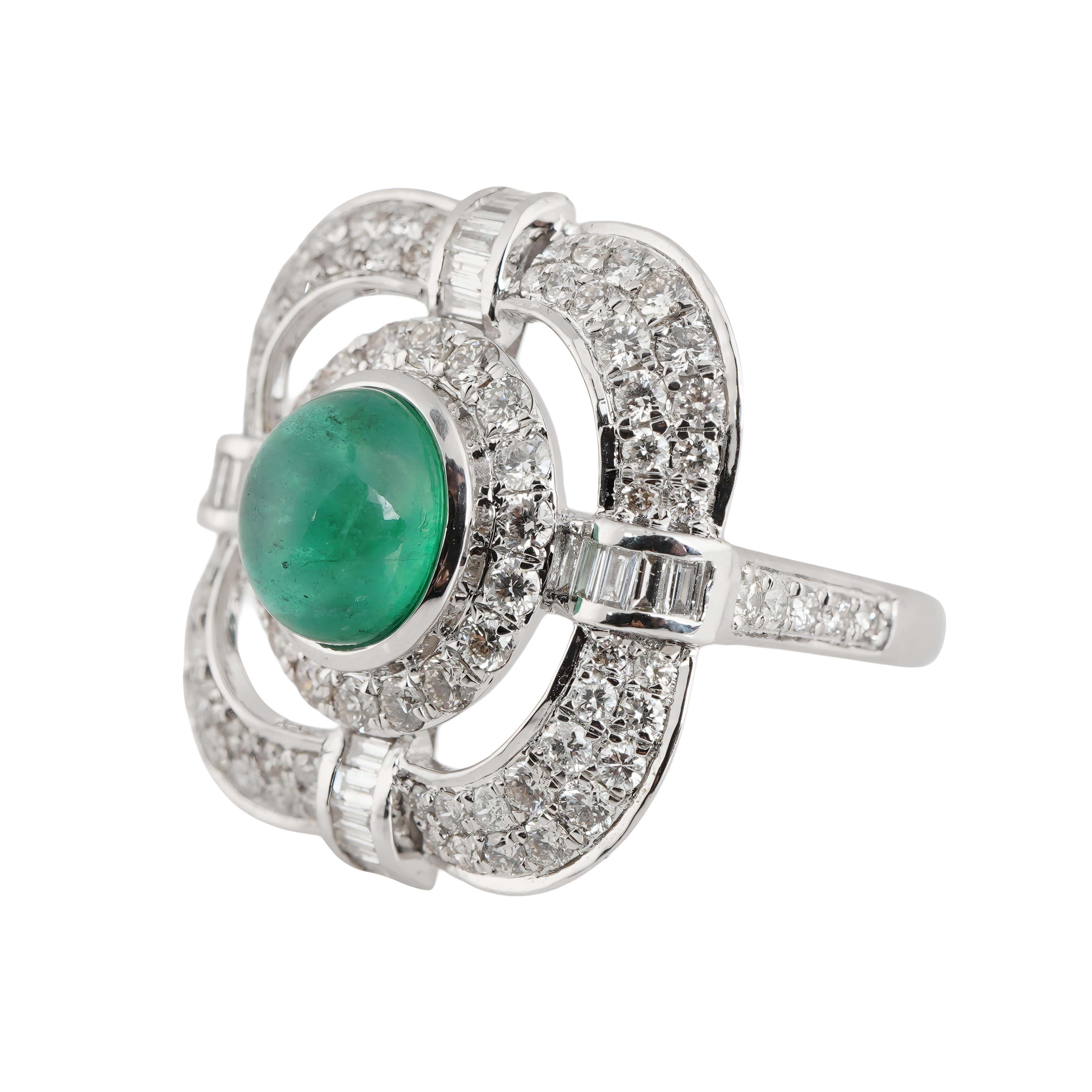 Natural Zambian Emerald high quality caboshan diamond ring in 18k gold In New Condition For Sale In New York, NY