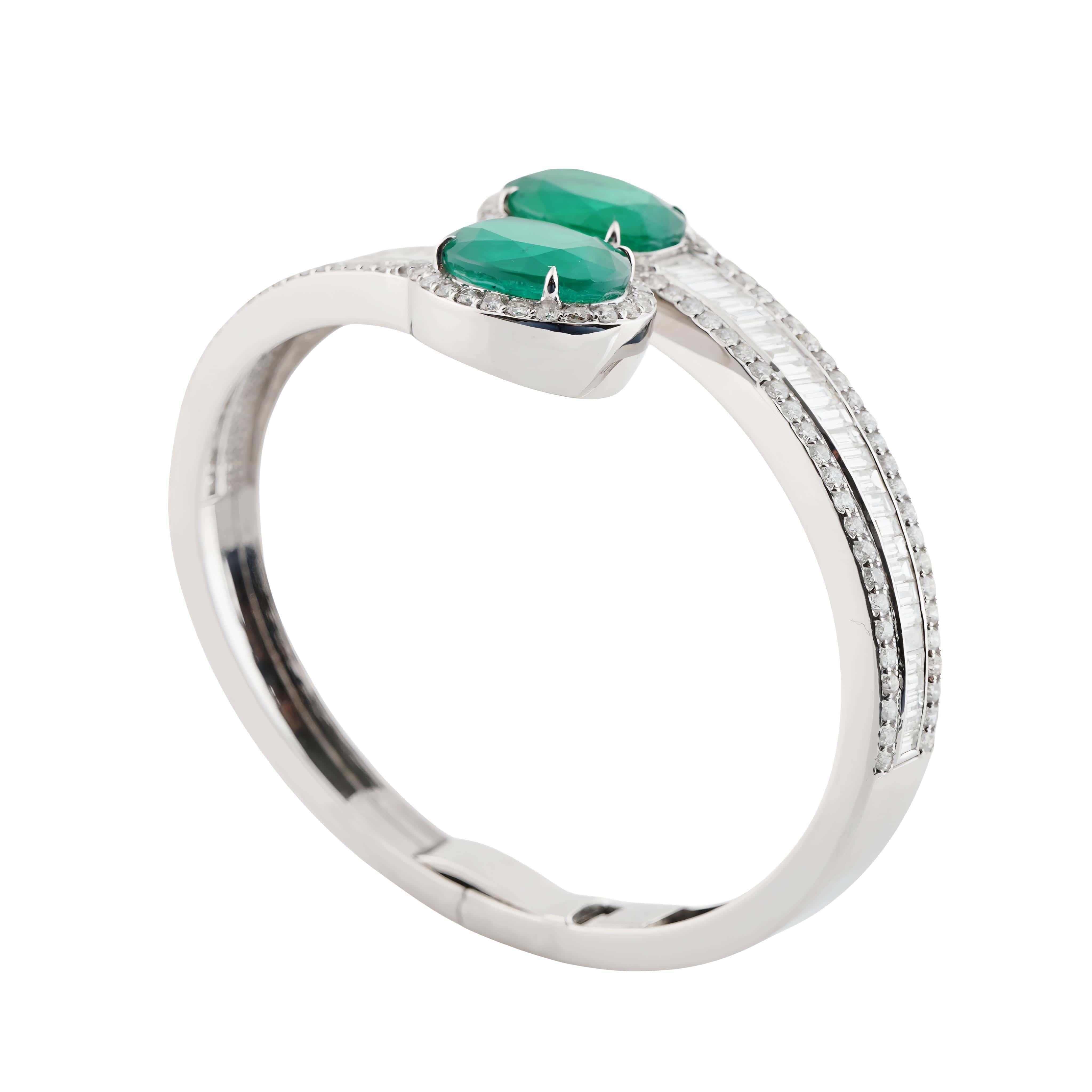 GW=32.270gm
NW=28.240gm
Diamant rund =2,98cts
Diamant-Baguette =2,87cts
Smaragd oval =14.04cts
Folgen Sie uns auf Insta (divinejewellerylounge)
