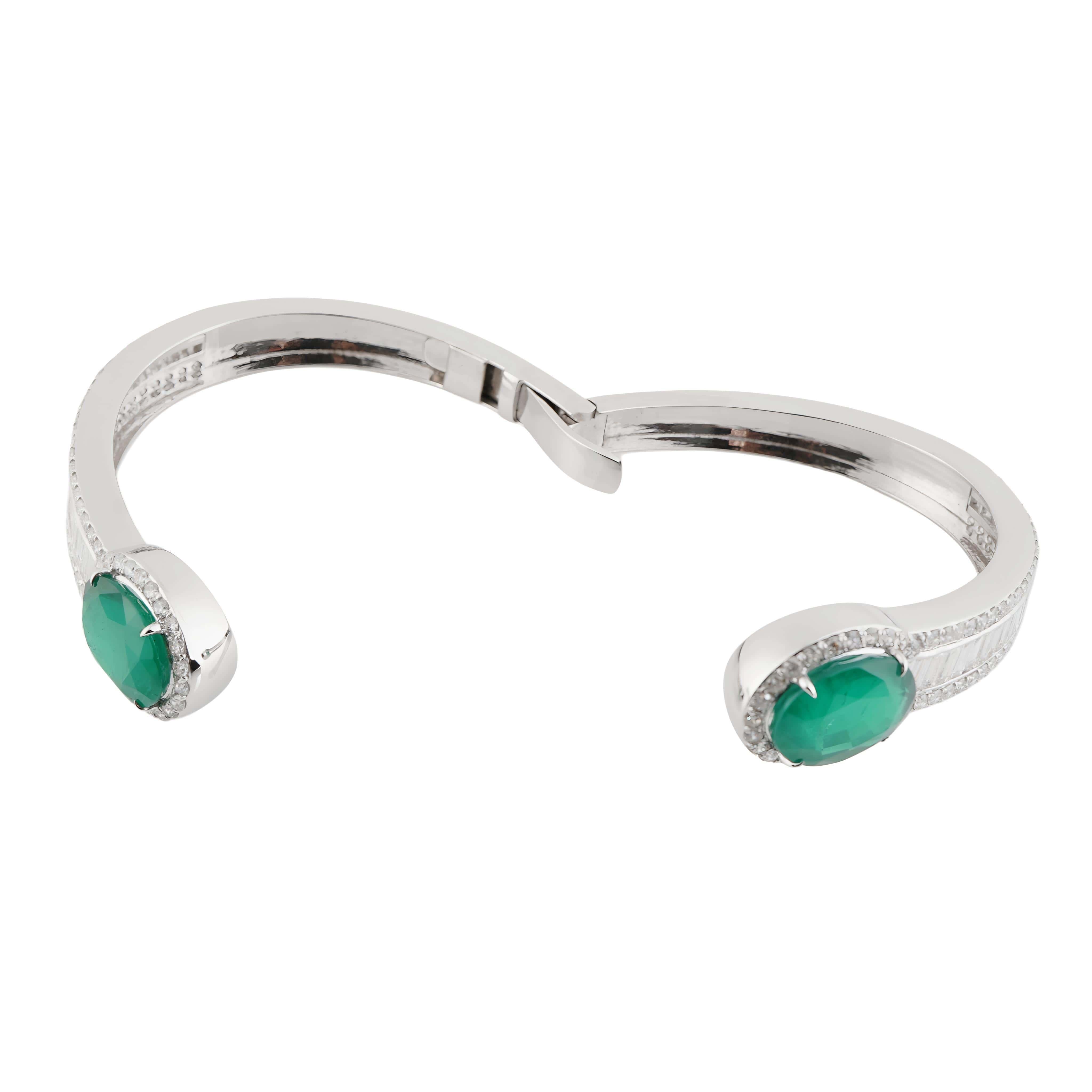 Natürlicher sambischer Smaragd von hoher Qualität  Diamant-Armband aus 18k Gold Damen im Angebot