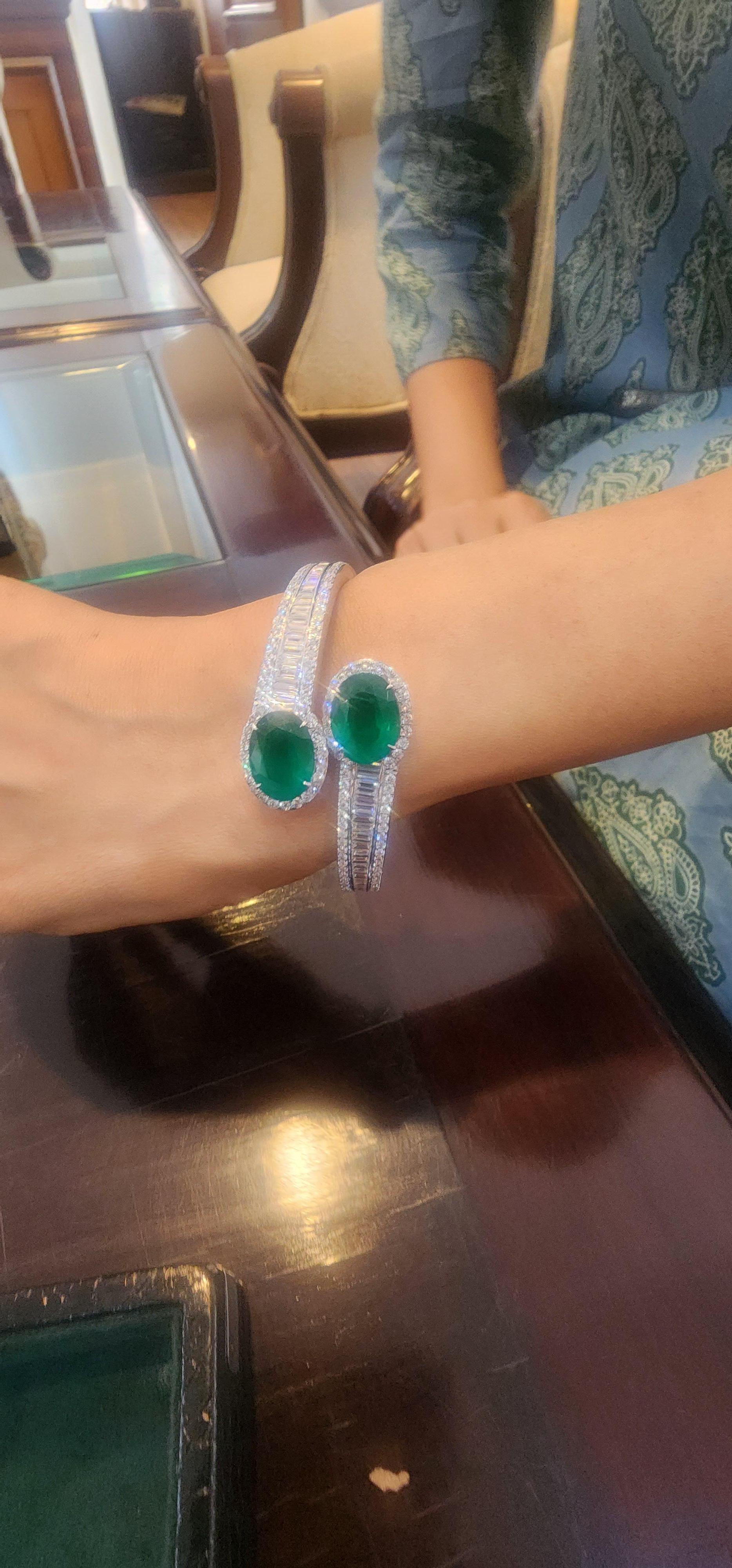 Natürlicher sambischer Smaragd von hoher Qualität  Diamant-Armband aus 18k Gold im Angebot 2
